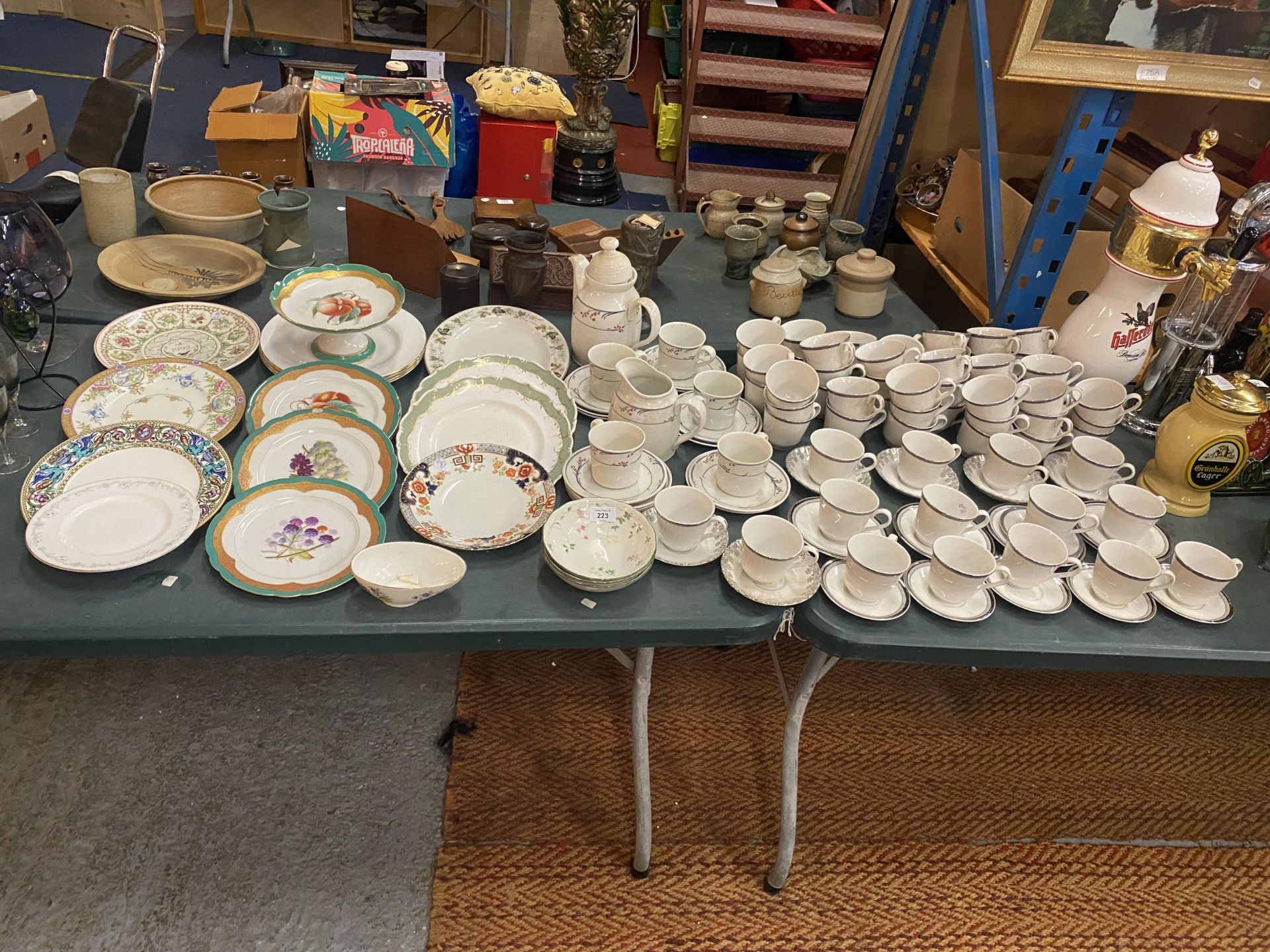 A LARGE QUANTITY OF PREDOMINENTLY ROYAL DOULTON TABLEWARE TO INCLUDE CUPS, SAUCERS, A GREENWICH