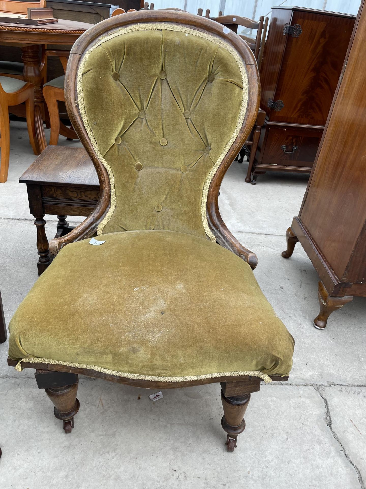 A VICTORIAN STYLE SPOON BACK CHAIR (FRONT LEGS NOT ATTACHED)