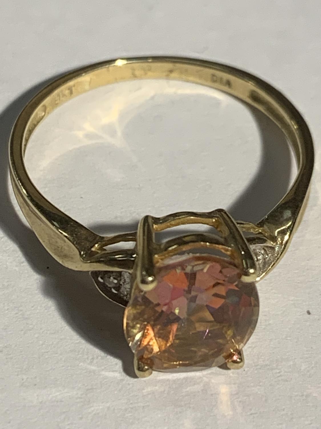 A 9 CARAT GOLD RING WITH A LARGE MULTI COLOURED STONE SIZE P GROSS WEIGHT 2.3 GRAMS - Image 2 of 3