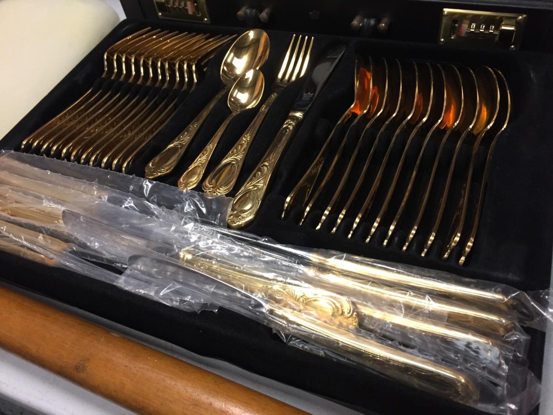 A TWELVE SETTING GOLD PLATED CANTEEN OF CUTLERY WITH SERVING SPOONS,LADELS, CAKE FORKS ETC IN A CASE - Image 4 of 5