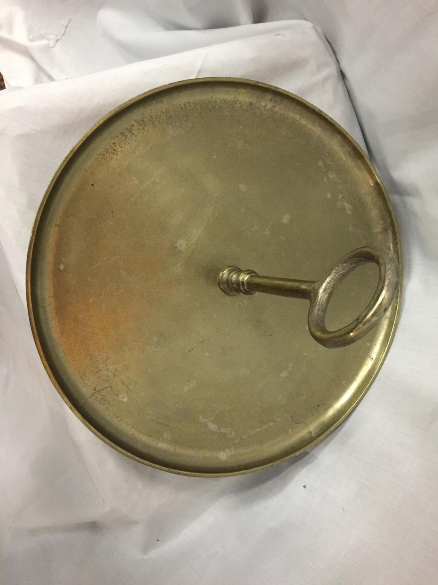 A LARGE BRASS CAKE STAND, DIAMETER 39.5CM - Image 4 of 4