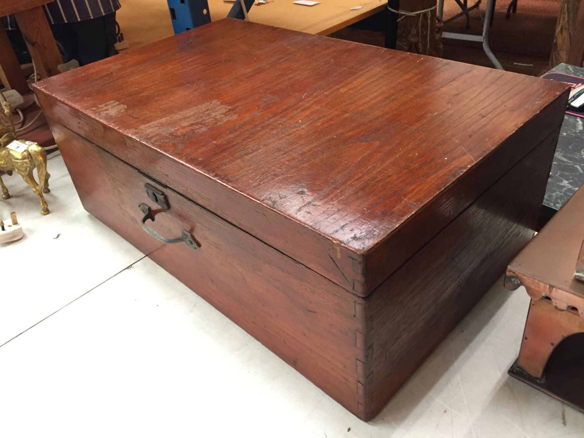 A LARGE WOODEN HINGE LIDDED BOX WITH DOVETAIL JOINT EDGES AND HANDLE - Image 2 of 4