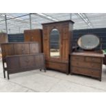 AN EARLY 20TH CENTURY OAK THREE PIECE BEDROOM SUITE