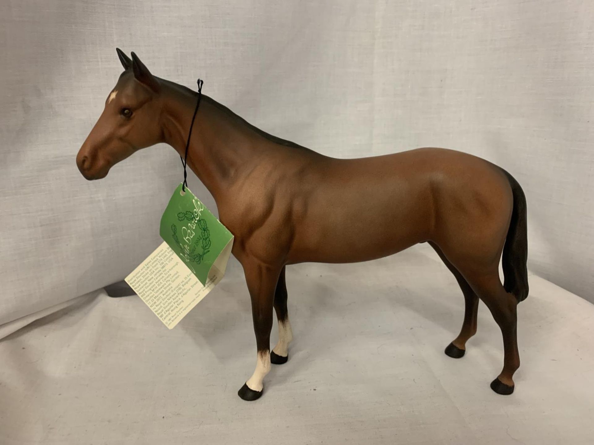 A BESWICK MATT BAY THOROUGHBRED HORSE FIGURINE