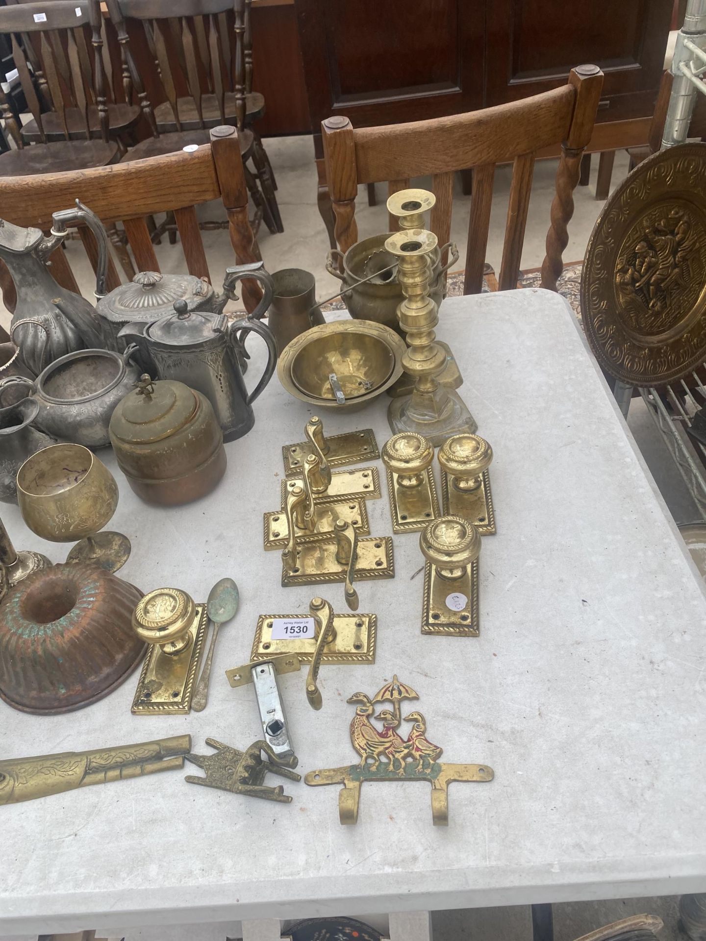 AN ASSORTMENT OF MIXED EPNS, BRASS AND COPPER TO INCLUDE TWO HUNTING HORNS, CANDLESTICKS AND DOOR - Image 2 of 5