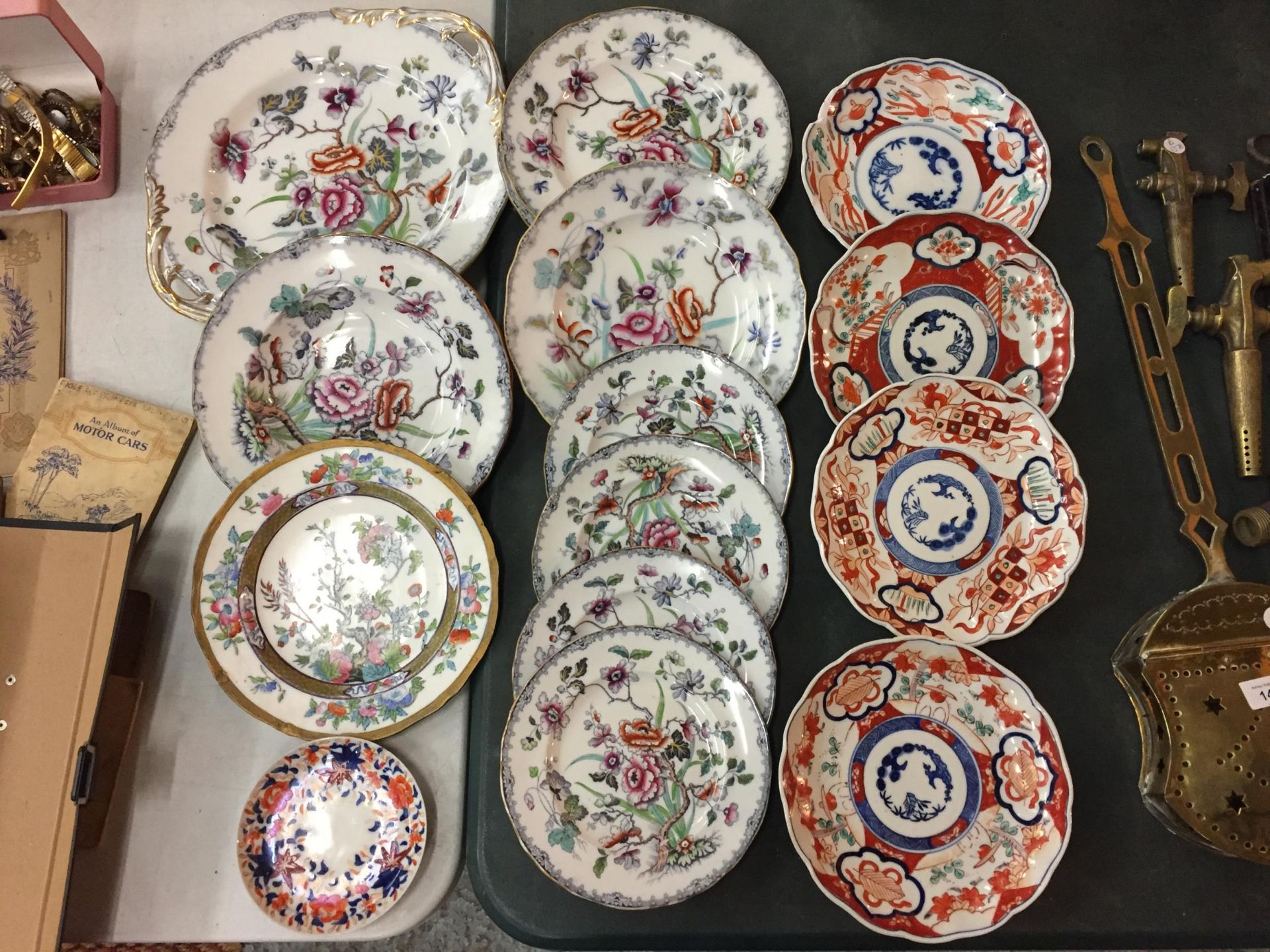 A COLLECTION OF SIXTEEN PLATES AND BOWLS TO INCLUDE FOUR IMARI, INDIAN TREE AND ORIENTAL EXAMPLES