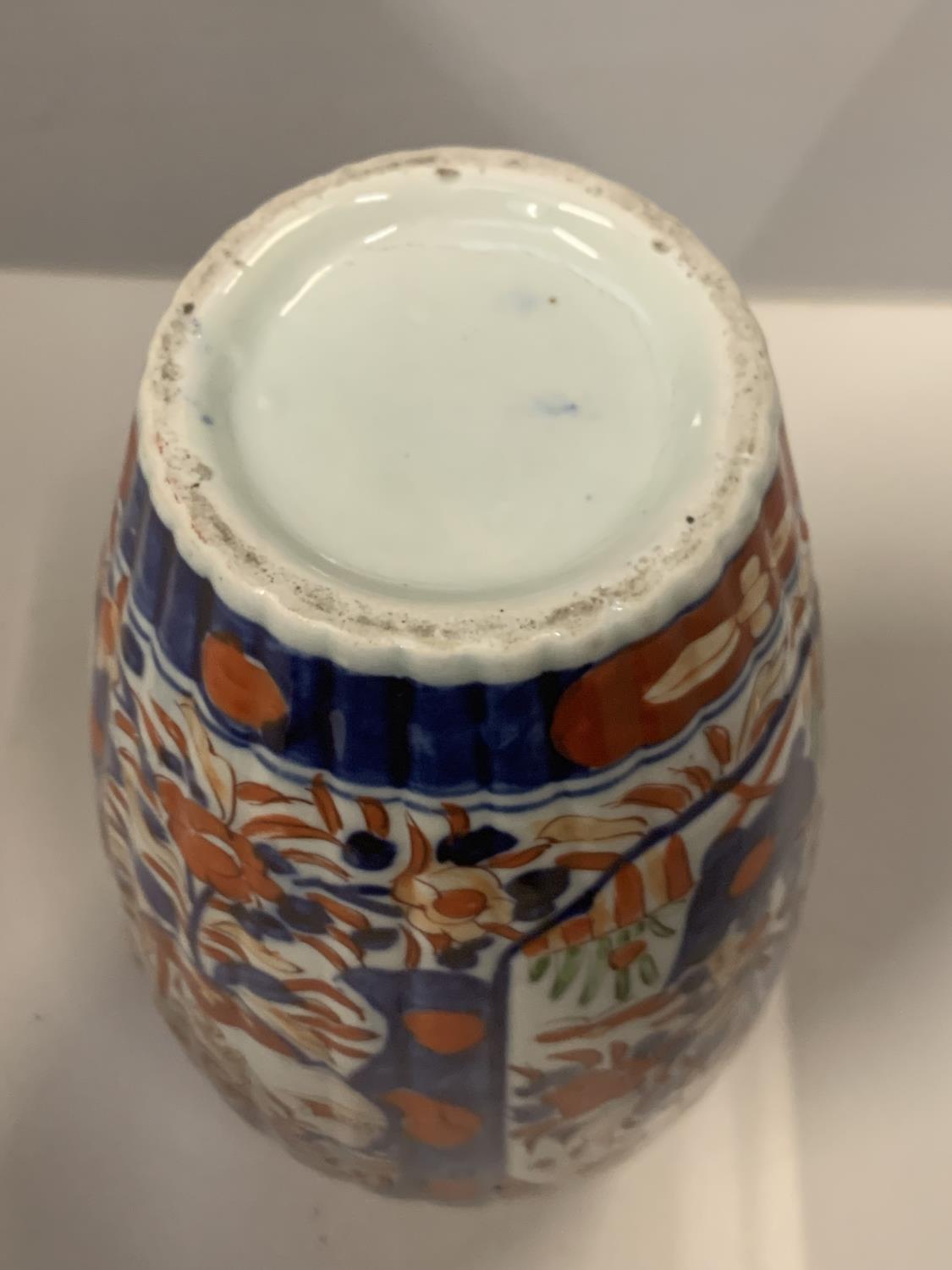 AN IMARI ORIENTAL VASE DECORATED WITH FLOWERS IN BLUE, RED AND GREEN. HEIGHT 30CM - Bild 3 aus 4