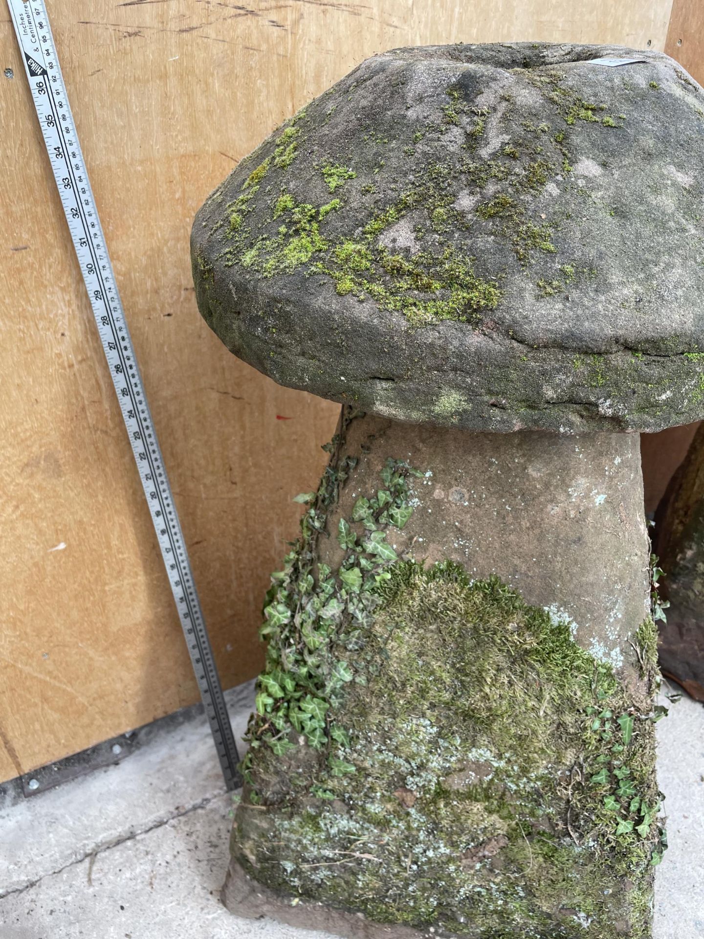 A LARGE STONE STADDLE STONE) RECESS TO TOP STONE) - APPROXIMATELY 85 CM HIGH - Image 3 of 4