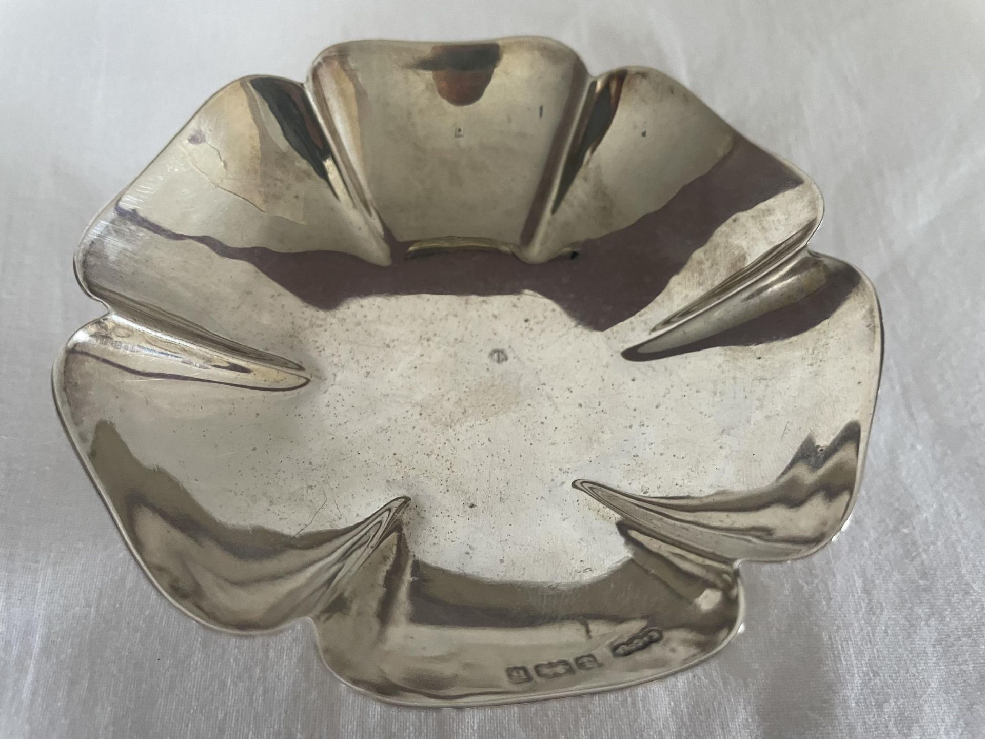 A SMALL HALLMARKED BIRMINGHAM SILVER SIX PETALED DISH, DIAMETER 9.5 CM - 63 GRAMS - Image 2 of 4