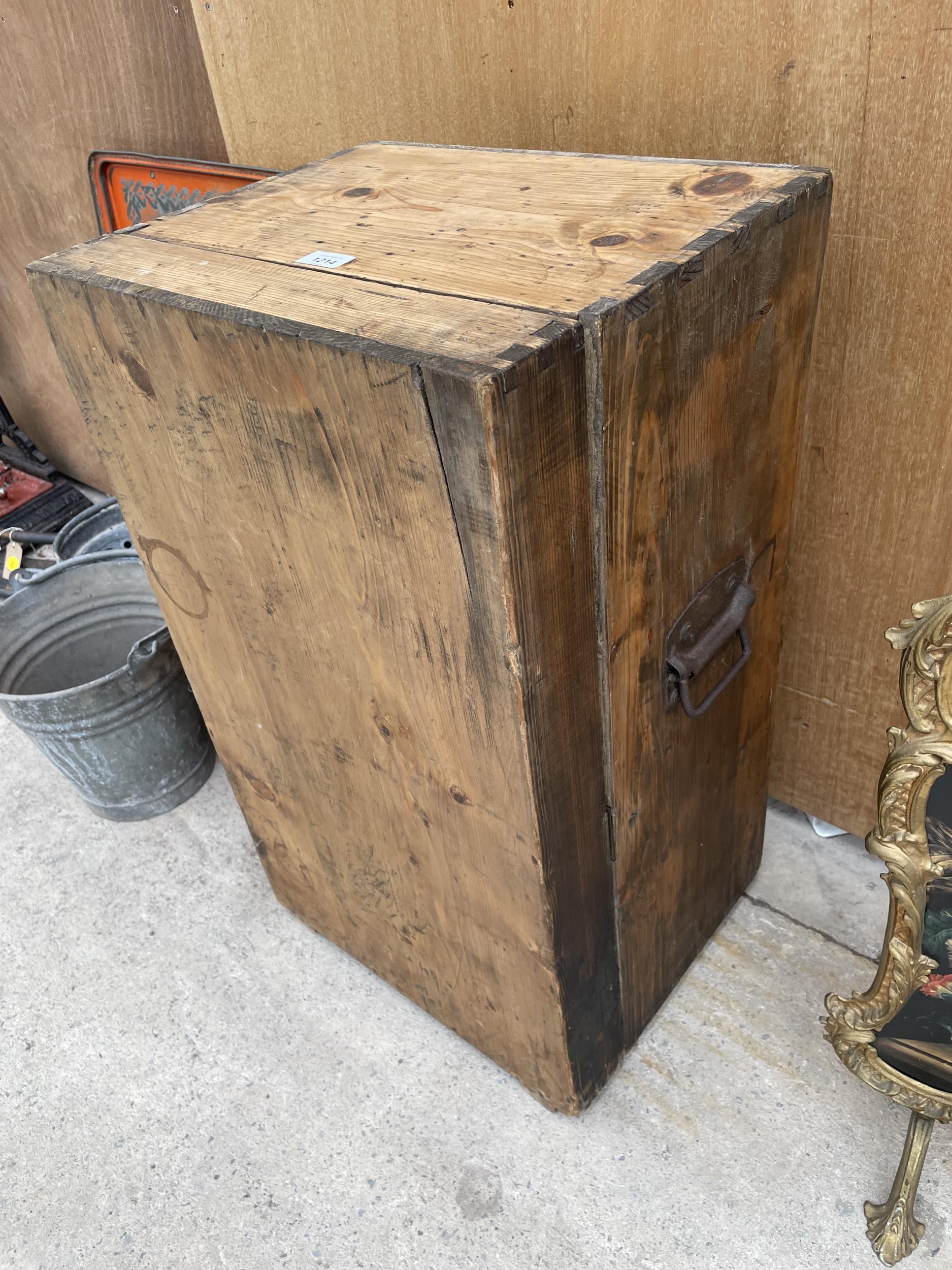 A VICTORIAN PINE LARGE VINTAGE JOINER'S CHEST WITH VARIOUS TOOLS SUCH AS G-CLAMP , VINTAGE SPIRIT - Image 5 of 6