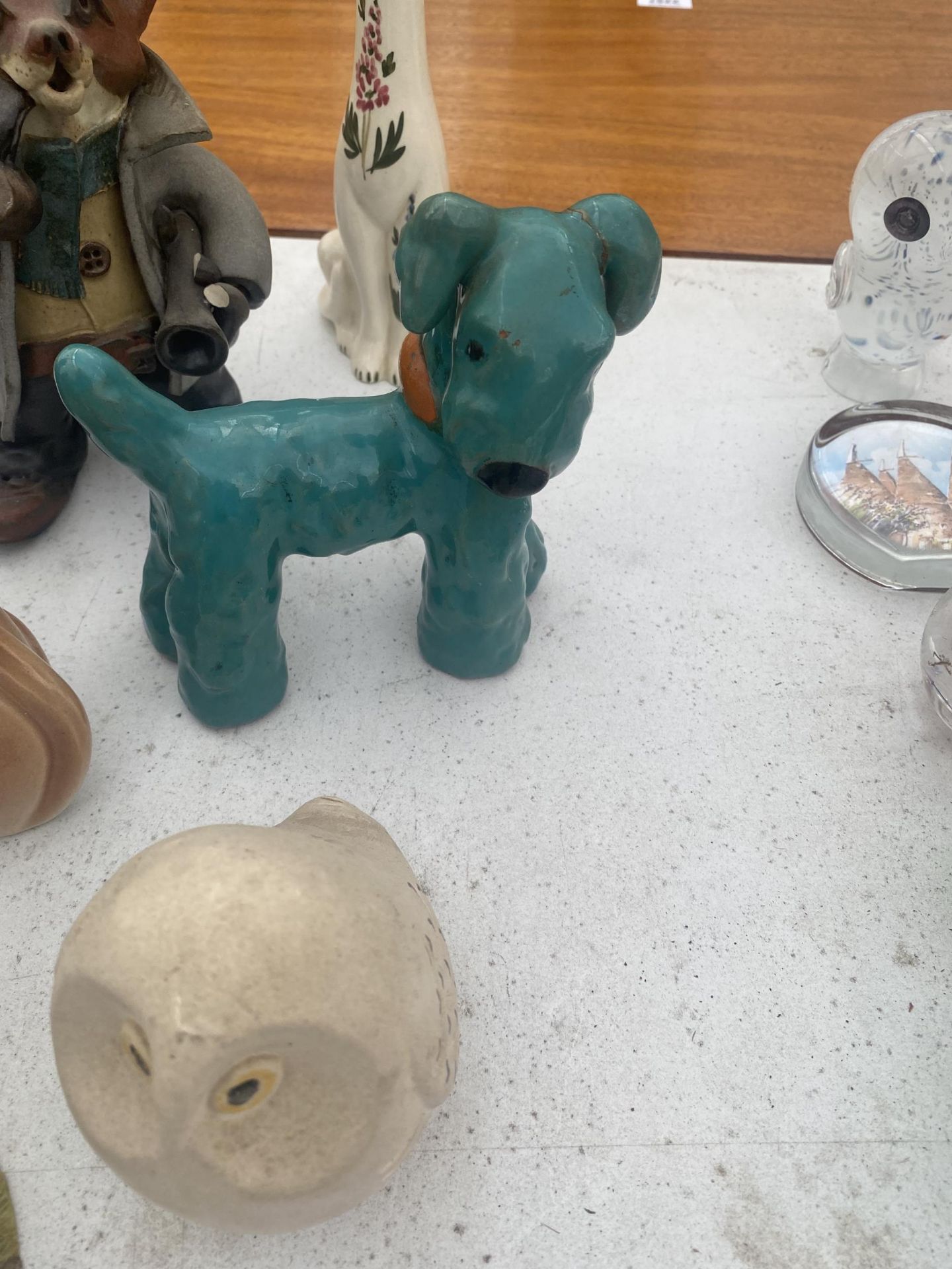 AN ASSORTMENT OF CERAMIC ANIMAL FIGURES TO INCLUDE CATS, DOGS AND OWLS ETC - Image 4 of 4