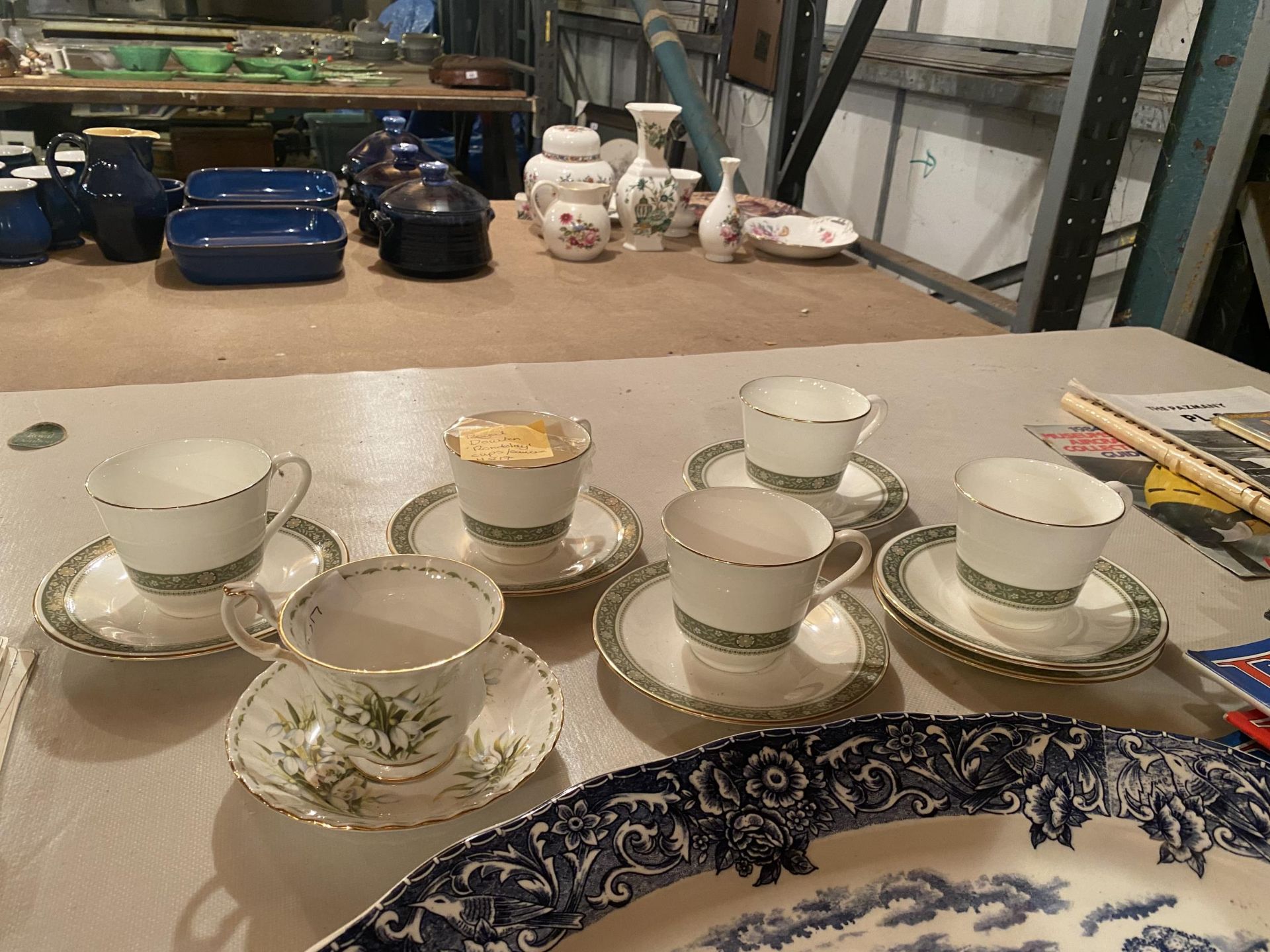 A COLLECTION OF CERAMICS TO INCLUDE A LARGE BLUE AND WHITE MEAT PLATE, ROYAL DOULTON RONDALAY CUPS - Image 3 of 4