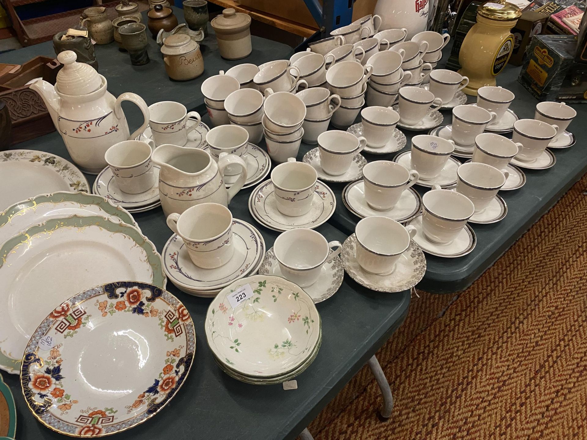 A LARGE QUANTITY OF PREDOMINENTLY ROYAL DOULTON TABLEWARE TO INCLUDE CUPS, SAUCERS, A GREENWICH - Image 3 of 5