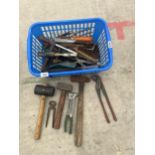 AN ASSORTMENT OF VINTAGE HAND TOOLS TO INCLUDE HAMMERS, PLIERS AND WIRE BRUSHES ETC