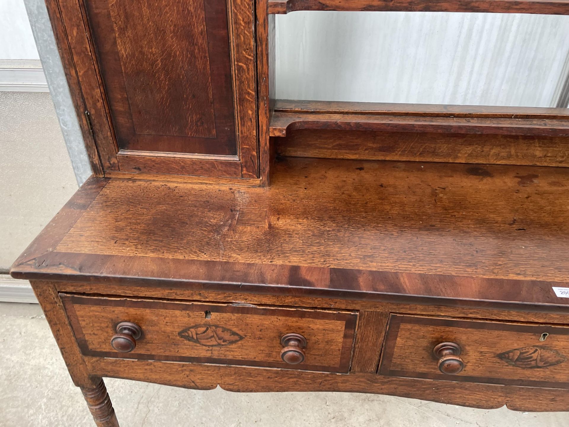 A GEORGE III OAK AND MAHOGANY CROSSBANDED DRESSER WITH SHELL INLAY TO THREE DRAWERS AND PLATE RACK - Image 8 of 11