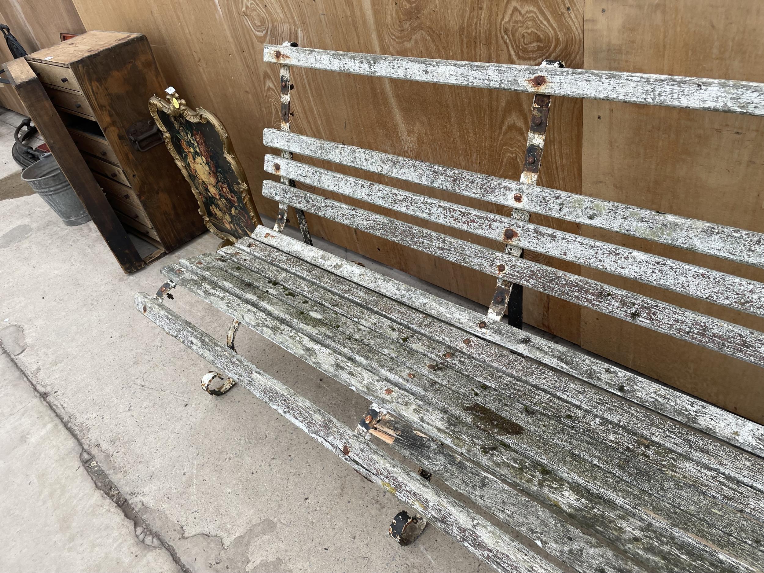 A LARGE VINTAGE WROUGHT IRON AND SLATTED WOODEN GARDEN BENCH - Image 3 of 5
