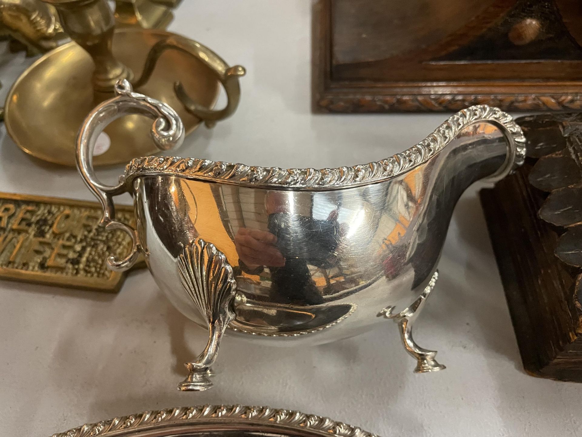 THREE PIECES OF SILVER PLATE TO INCLUDE A SAUCE BOAT, A SALVER AND A TWO HANDLED DISH WITH A GREEN - Image 3 of 4