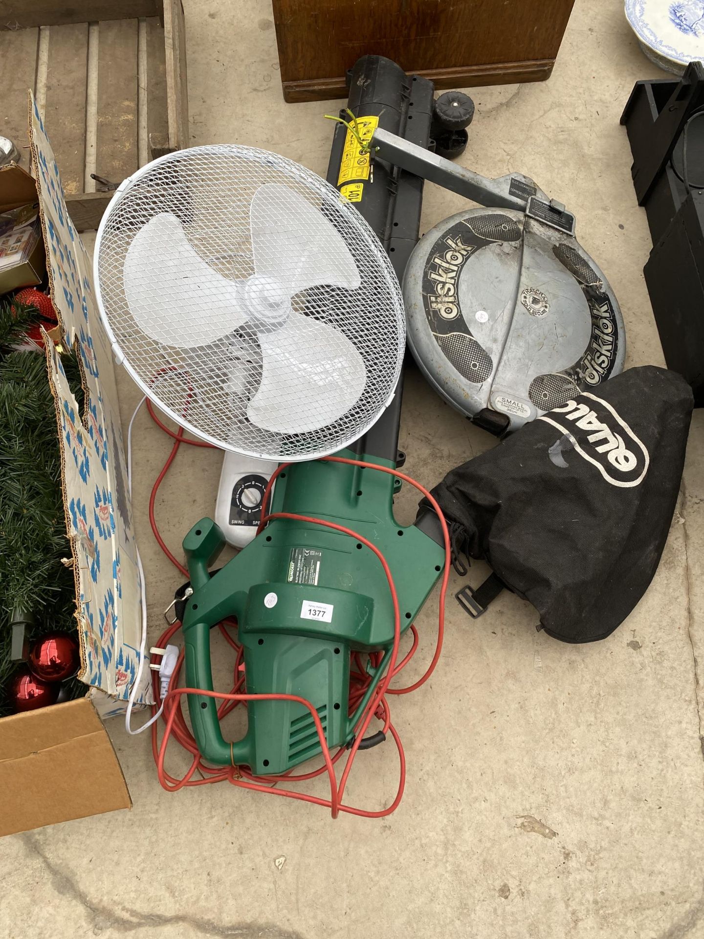 AN ASSORTMENT OF ITEMS TO INCLUDE AN ELECTRIC LEAF BLOWER, A DESK FAN AND A DISKLOK