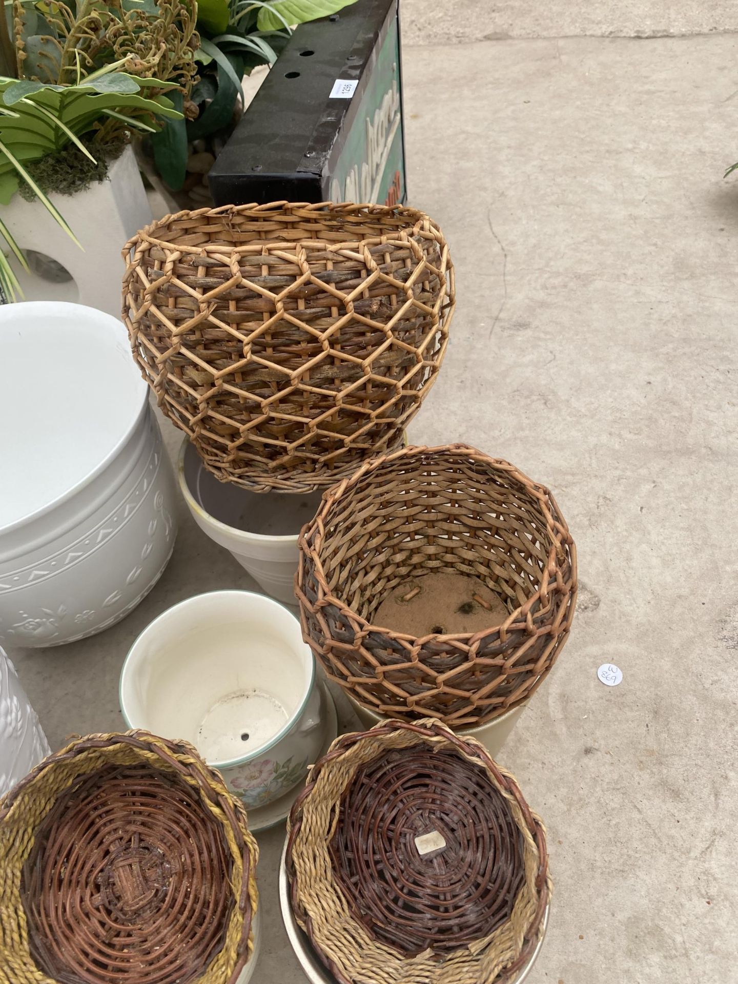 AN ASSORTMENT OF ITEMS TO INCLUDE CERAMIC PLANT POTS AND WICKER BASKETS ETC - Image 2 of 2