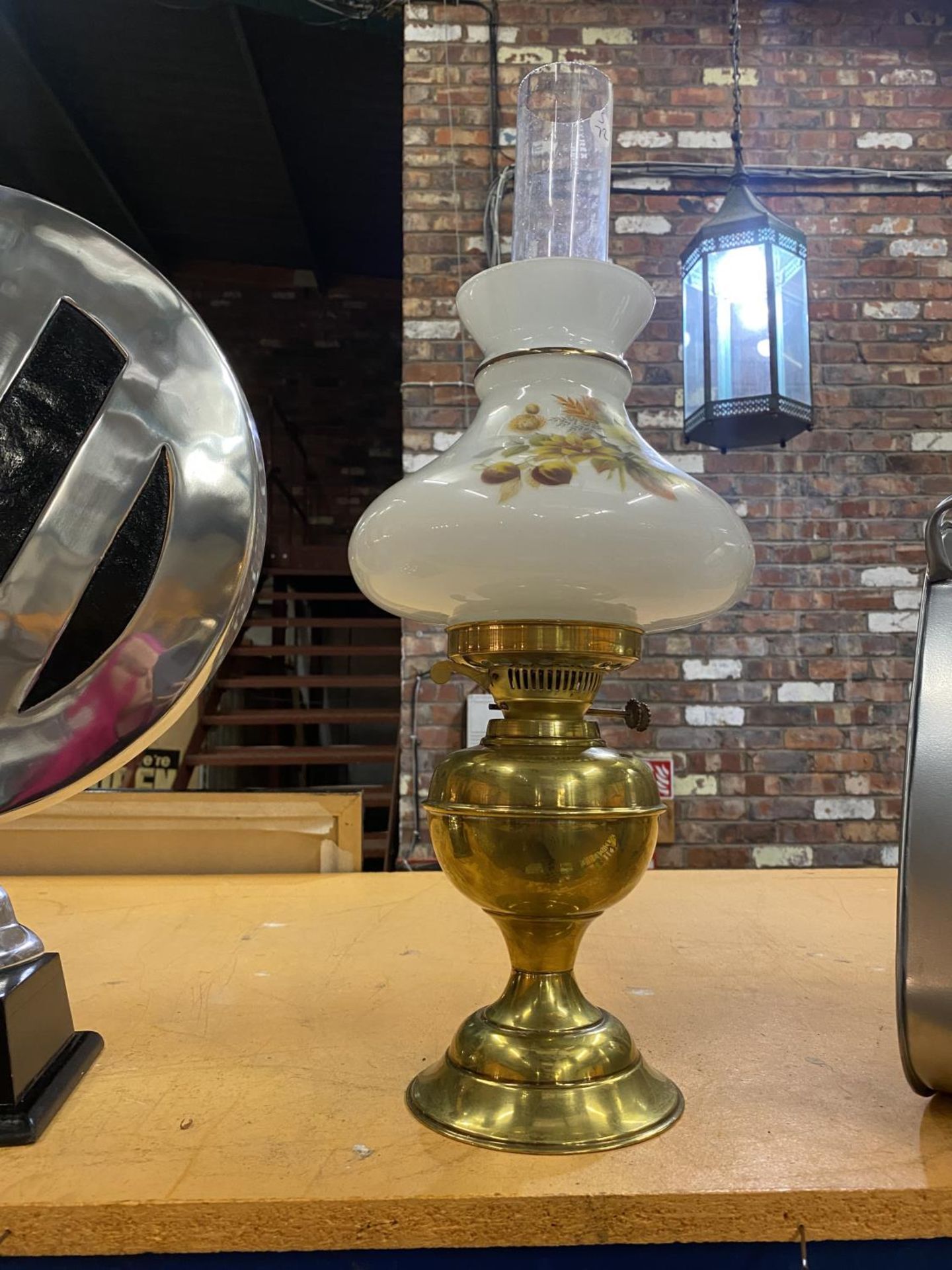 A BRASS BASED OIL LAMP WITH A CLEAR GLASS CHIMNEY AND A FLORAL GLASS SHADE - Image 6 of 8