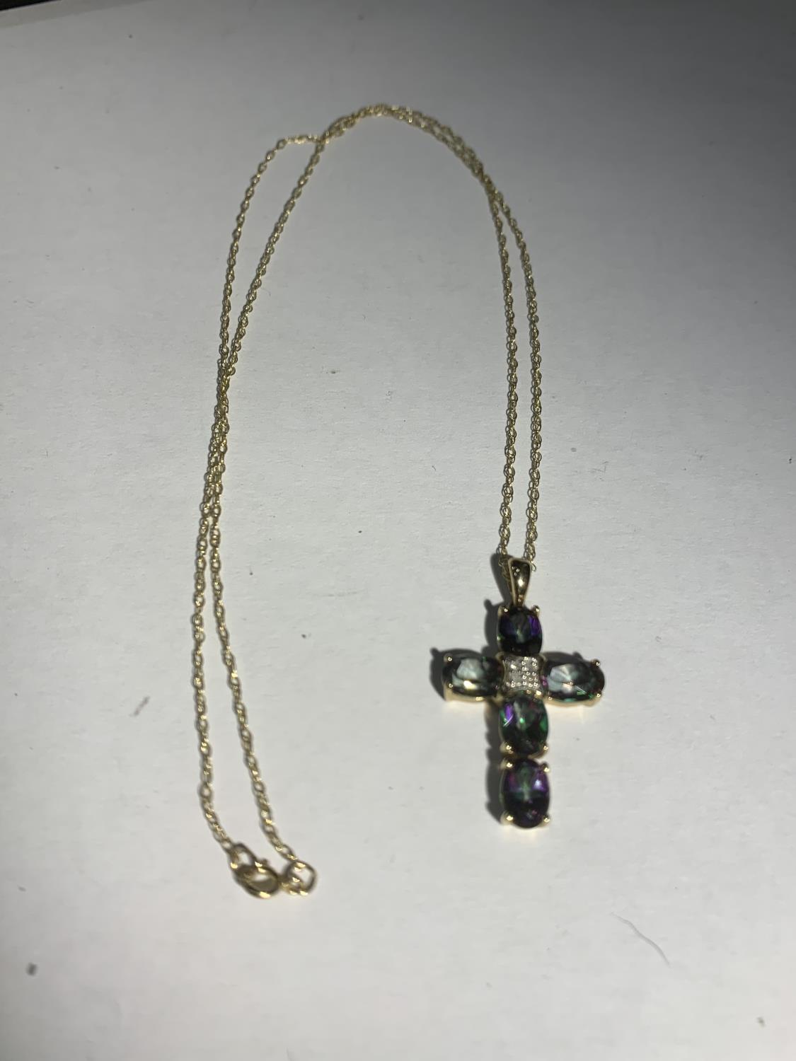 A 9 CARAT GOLD NECKLACE WITH A COLOURED STONE CROSS GROSS WEIGHT 3.2 GRAMS