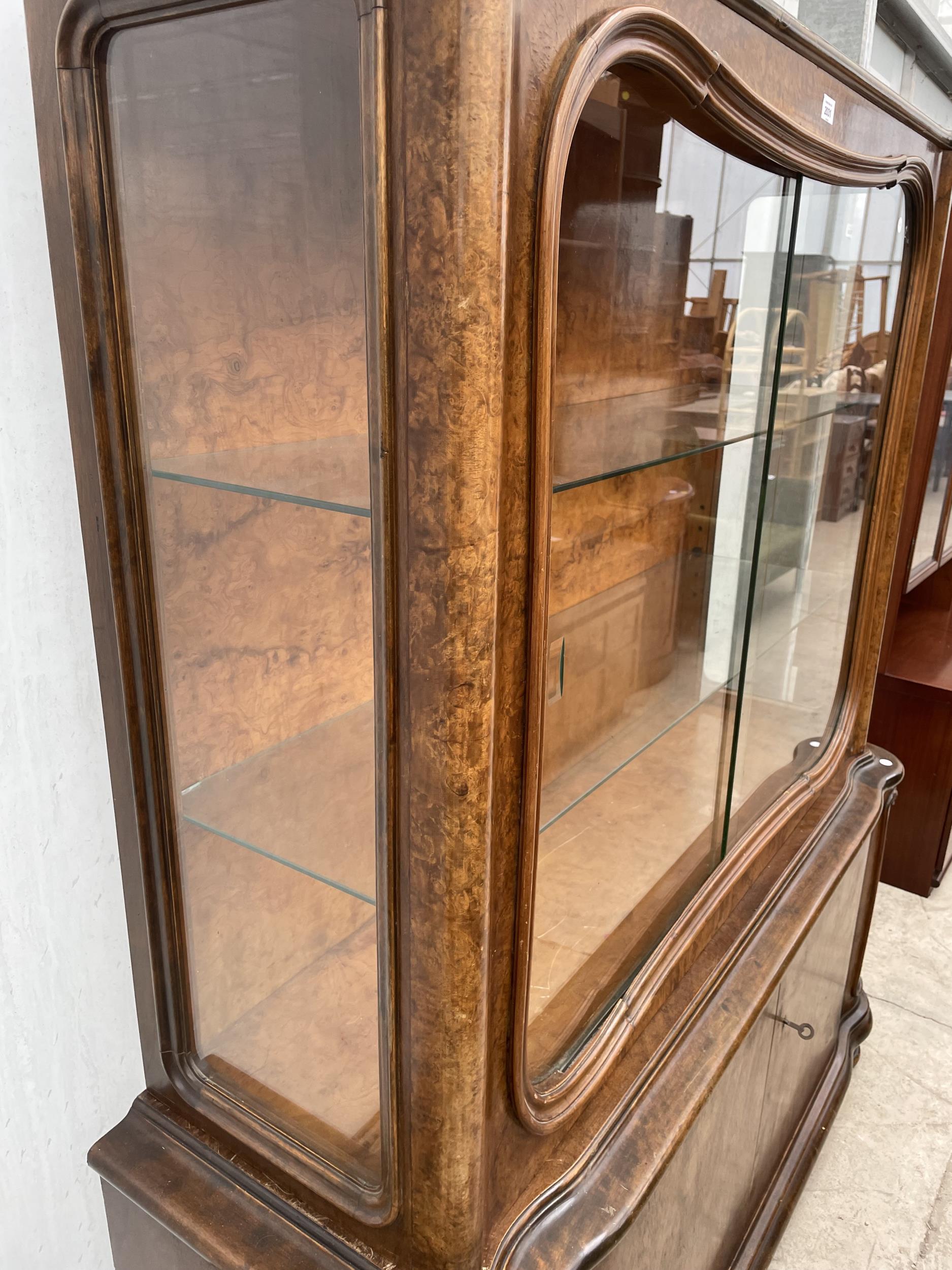 A BURR WALNUT ART DECO DISPLAY CABINET WITH SLIDING GLASS DOORS TO THE UPPER PORTION AND CUPBOARDS - Image 4 of 7
