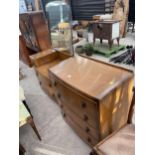 A MID 20TH CENTURY OAK CHEST OF FOUR DRAWERS AND MATCHING DRESSING CHEST