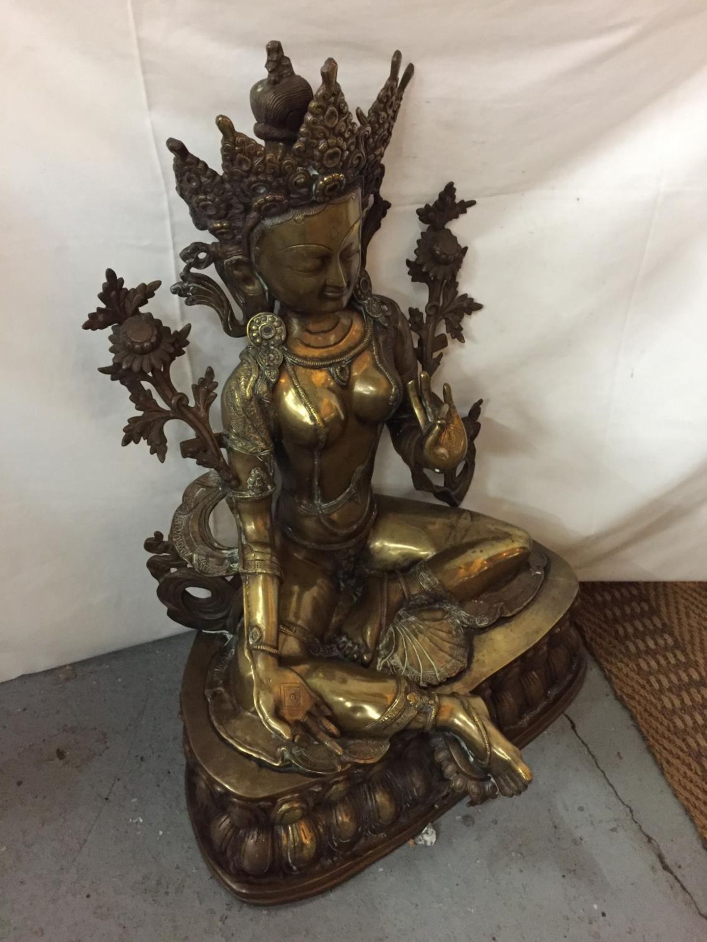 A LARGE 'TARA' TIBETAN GODDESS BRASS STATUE HEIGHT 81CM, WIDTH 55CM - Image 3 of 4