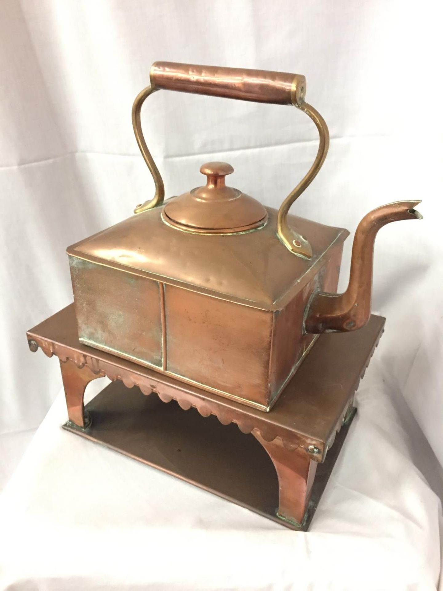 A SQUARE COPPER KETTLE TOGETHER WITH SQUARE STAND OVERALL HEIGHT 45CM, WIDTH 36CM - Image 2 of 4