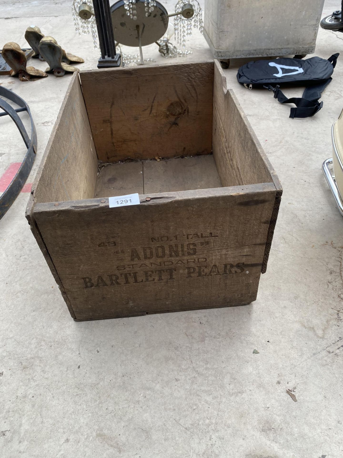 A VINTAGE WOODEN BARTLET PEAR CRATE - Image 2 of 4