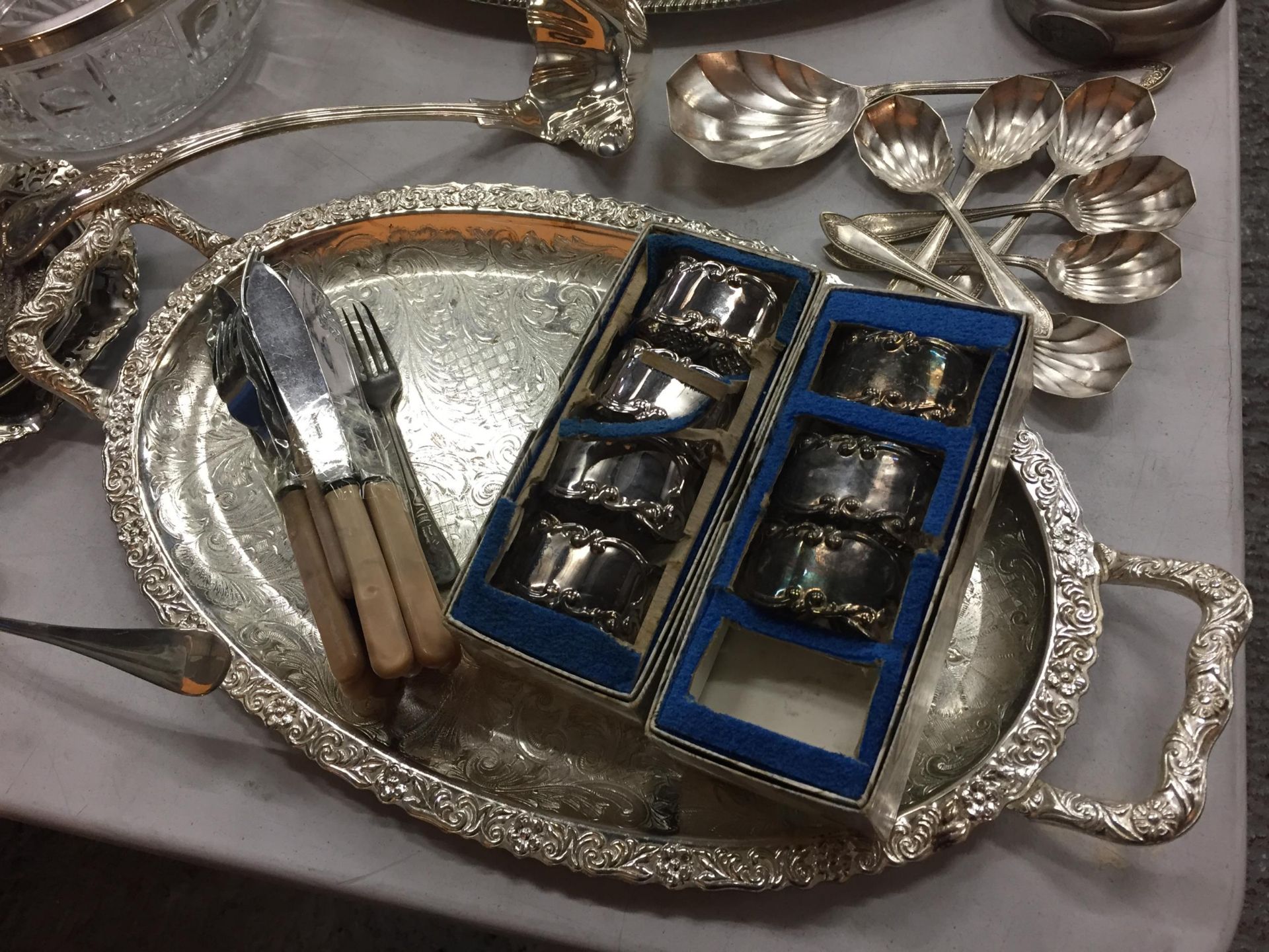 A COLLECTION OF SILVER PLATED ITEMS TO INCLUDE A CANDELABRA, TEA & COFFEE POTS, SERVING BOWL AND - Image 2 of 7