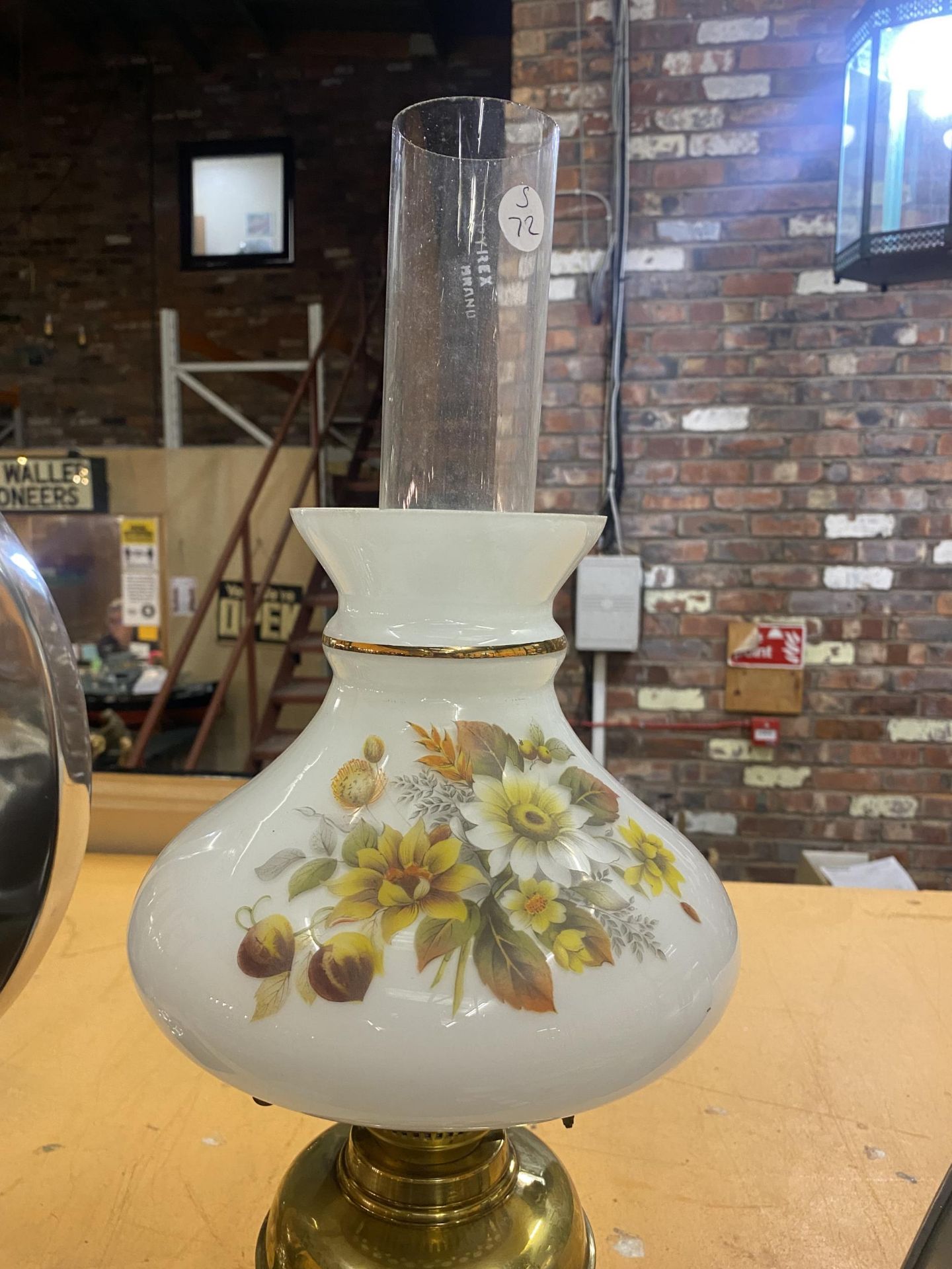 A BRASS BASED OIL LAMP WITH A CLEAR GLASS CHIMNEY AND A FLORAL GLASS SHADE - Image 3 of 8