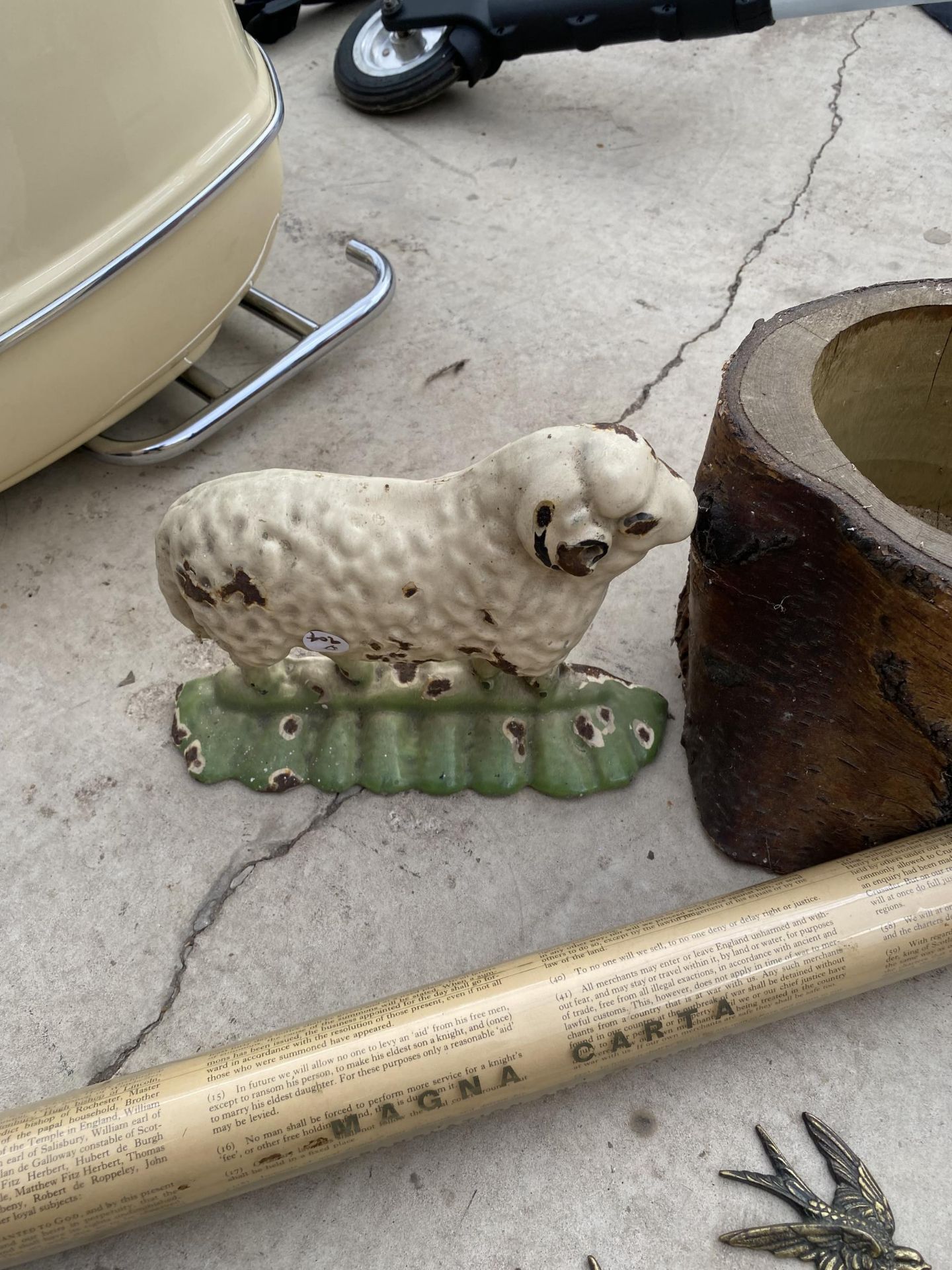 AN ASSORTMENT OF ITEMS TO INCLUDE A WALKING STICK, ORIENTAL STYLE GONG AND BRASS BIRD PLAQUES ETC - Image 5 of 5