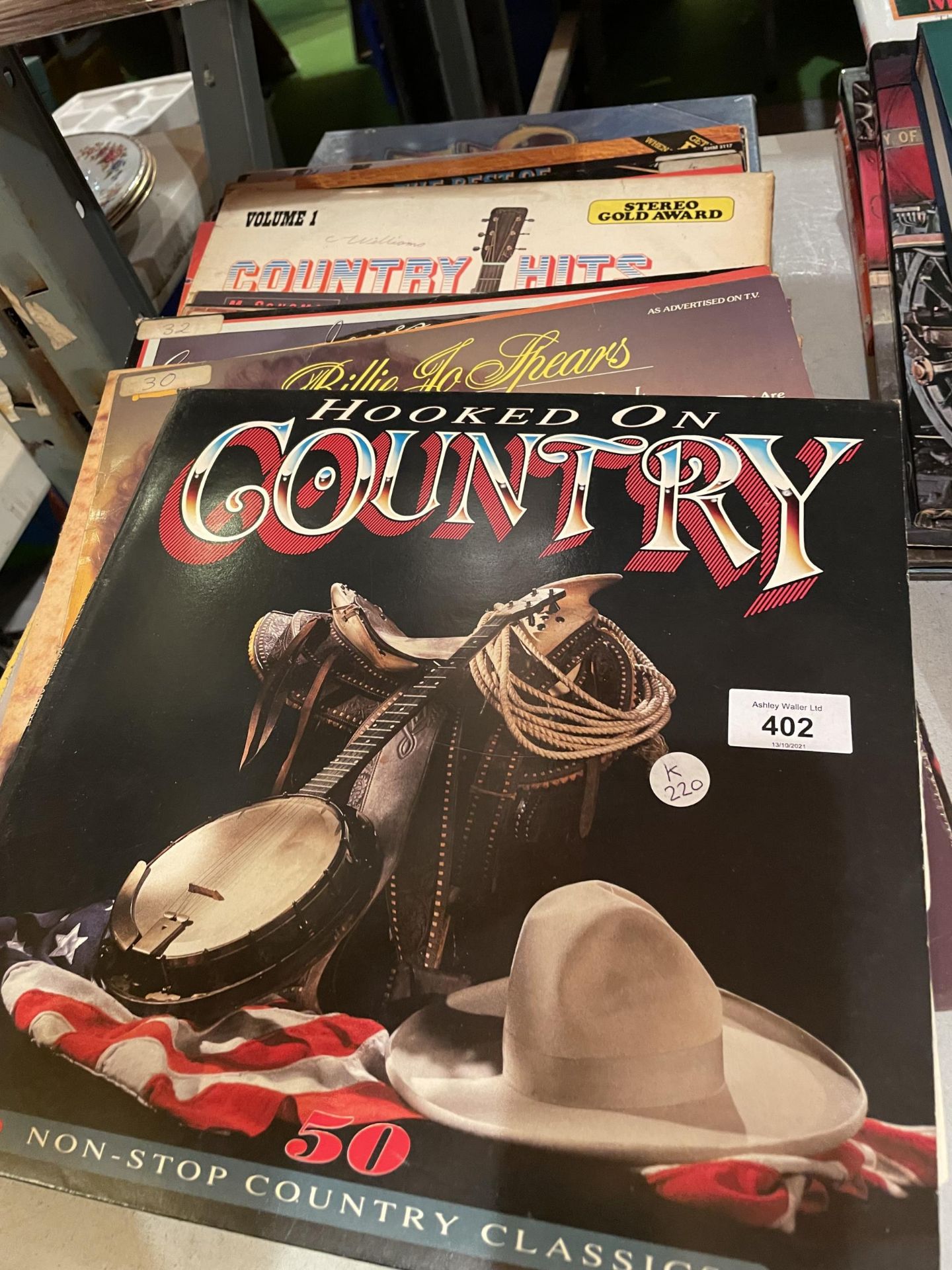 A QUANTITY OF VINYL COUNTRY RECORDS TO INCLUDE HANK WILLIAMS, BILLIE JO SPEARS, DOLLY PARTON ETC