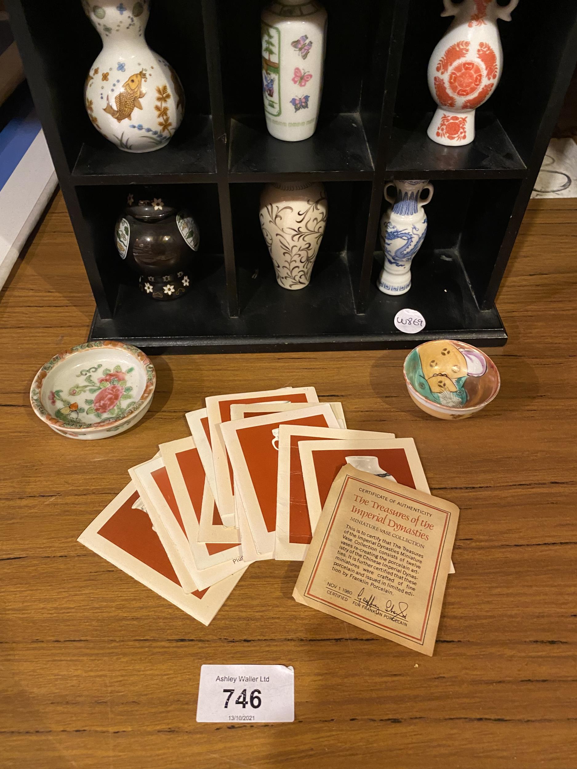 A SMALL DISPLAY CABINET WITH MINIATURE ORIENTAL STYLE VASES. ALSO INCLUDES INFORMATION CARDS AND TWO - Image 3 of 3
