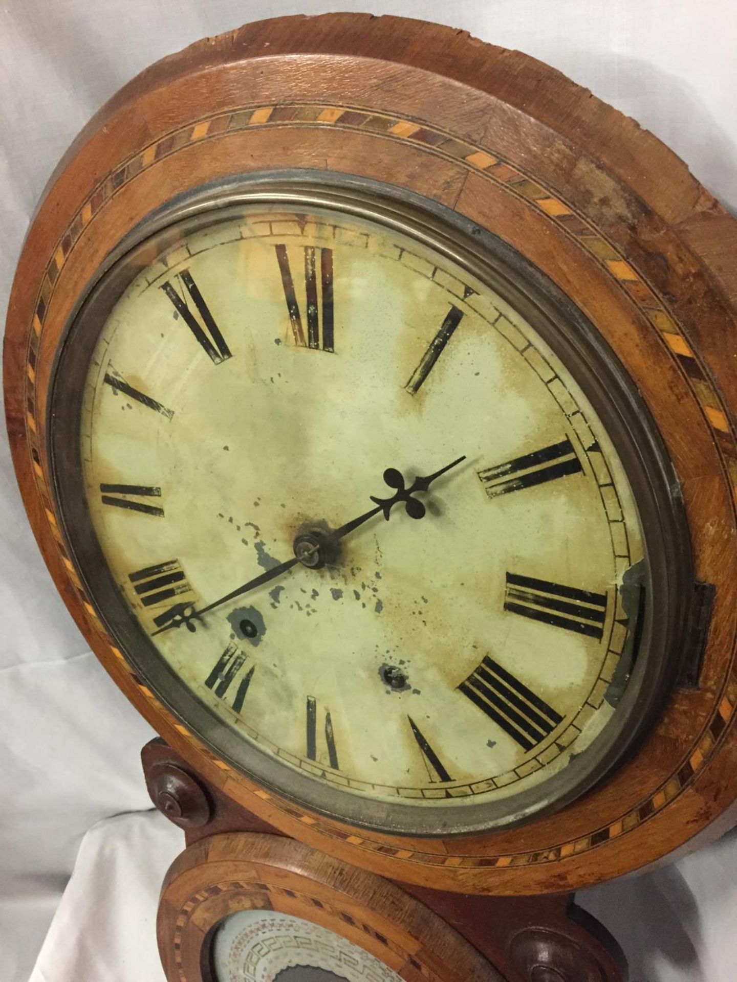 AN INLAID AMERICAN WALL CLOCK - Image 3 of 4