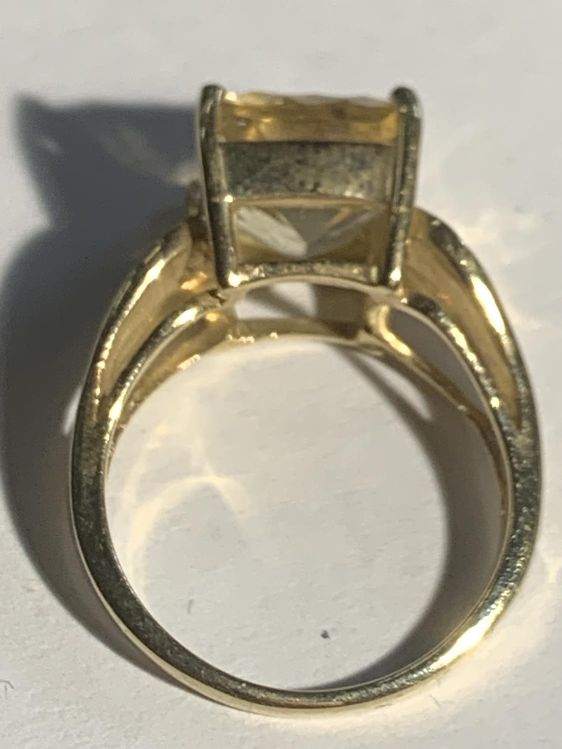 A 9 CARAT GOLD RING WITH A LARGE YELLOW COLOURED CENTRE STONE SIZE N/O GROSS WEIGHT 5.2 GRAMS - Image 2 of 4