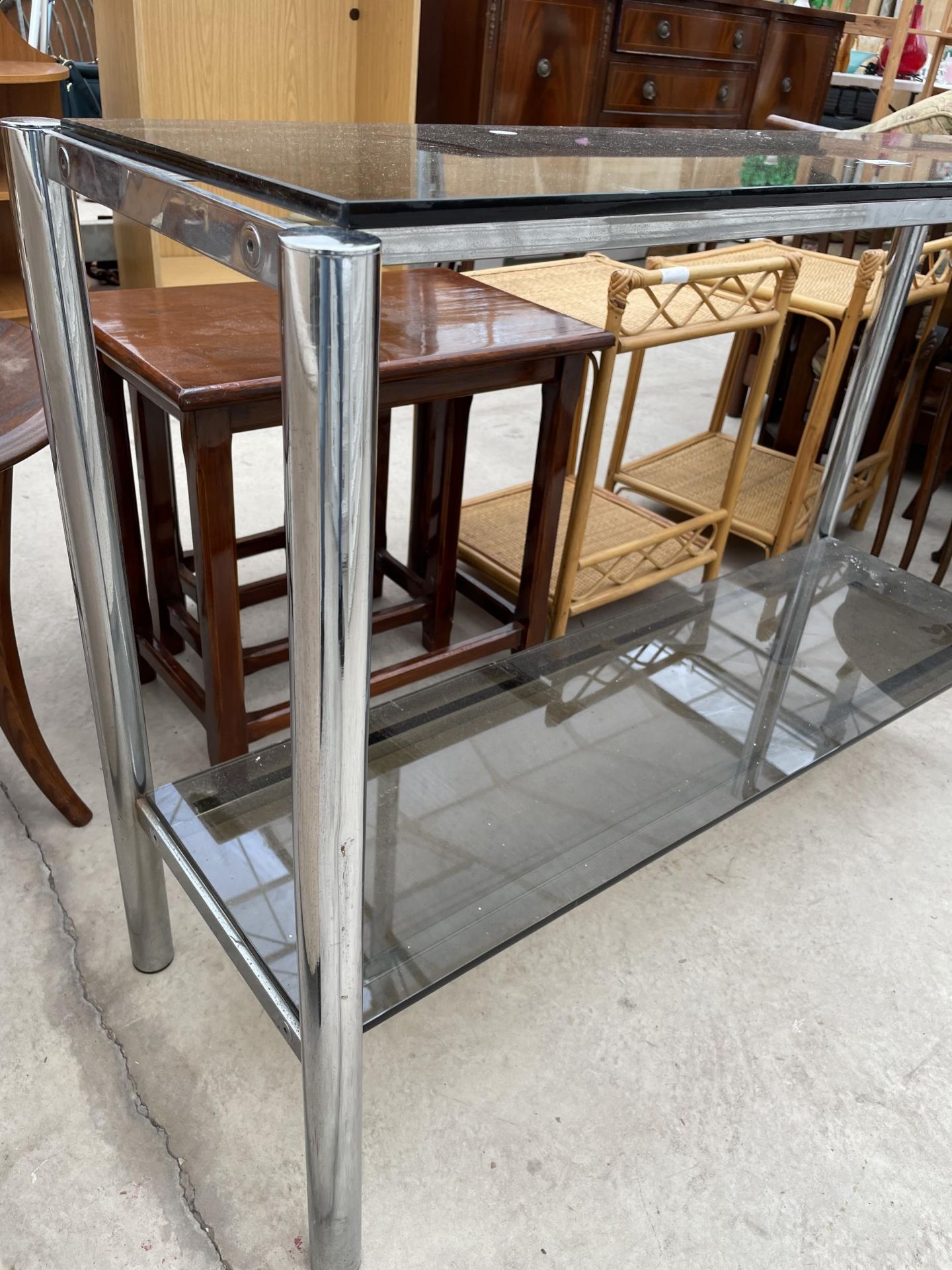 A MODERN TWO TIER CONSOLE TABLE WITH GLASS SHELVES, 41" WIDE - Image 2 of 2