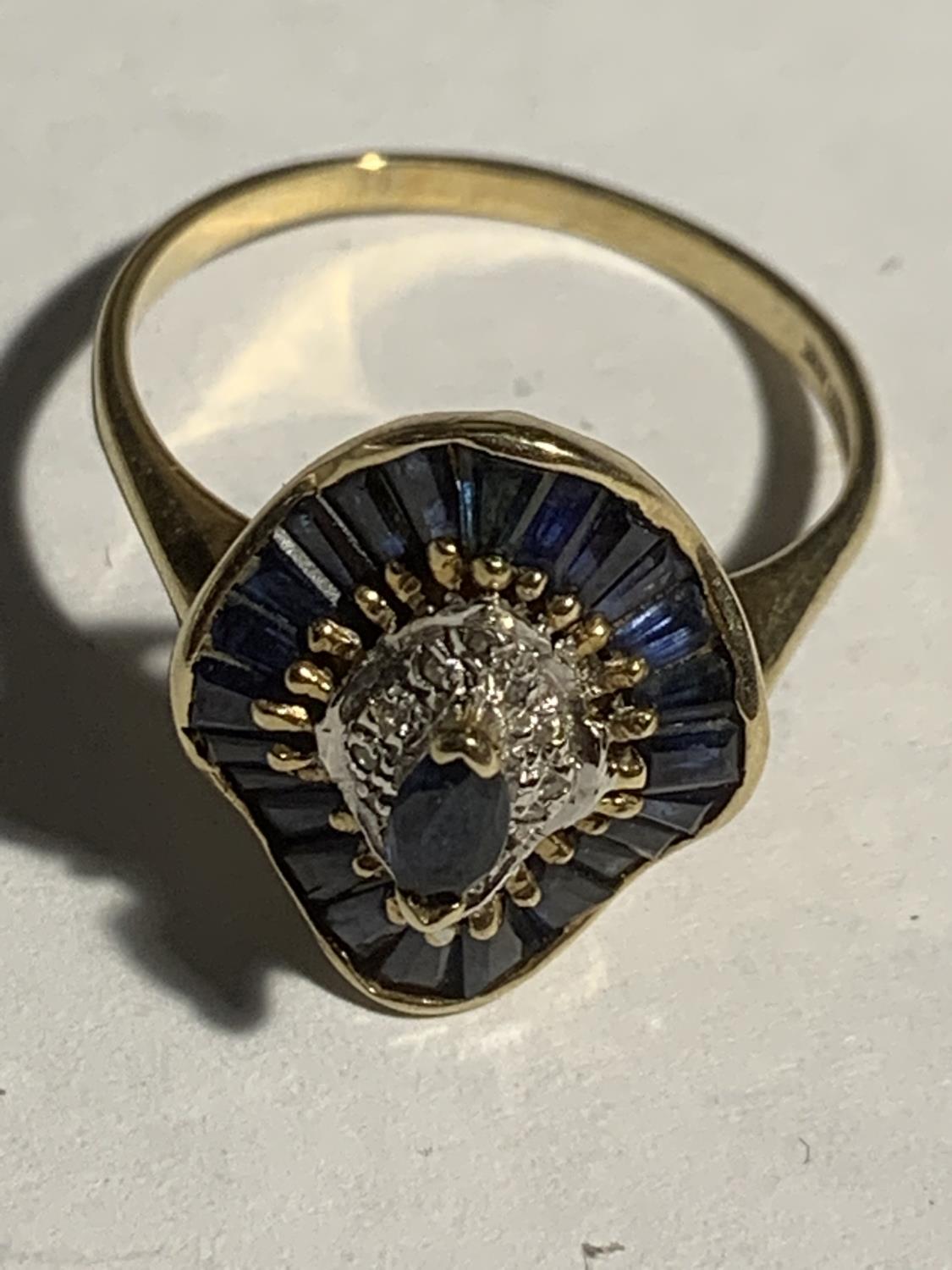 A 9 CARAT GOLD RING IN AN ART DECO STYLE WITH BLUE AND CLEAR STONES SIZE O/P GROSS WEIGHT 2.8 GRAMS - Image 2 of 3