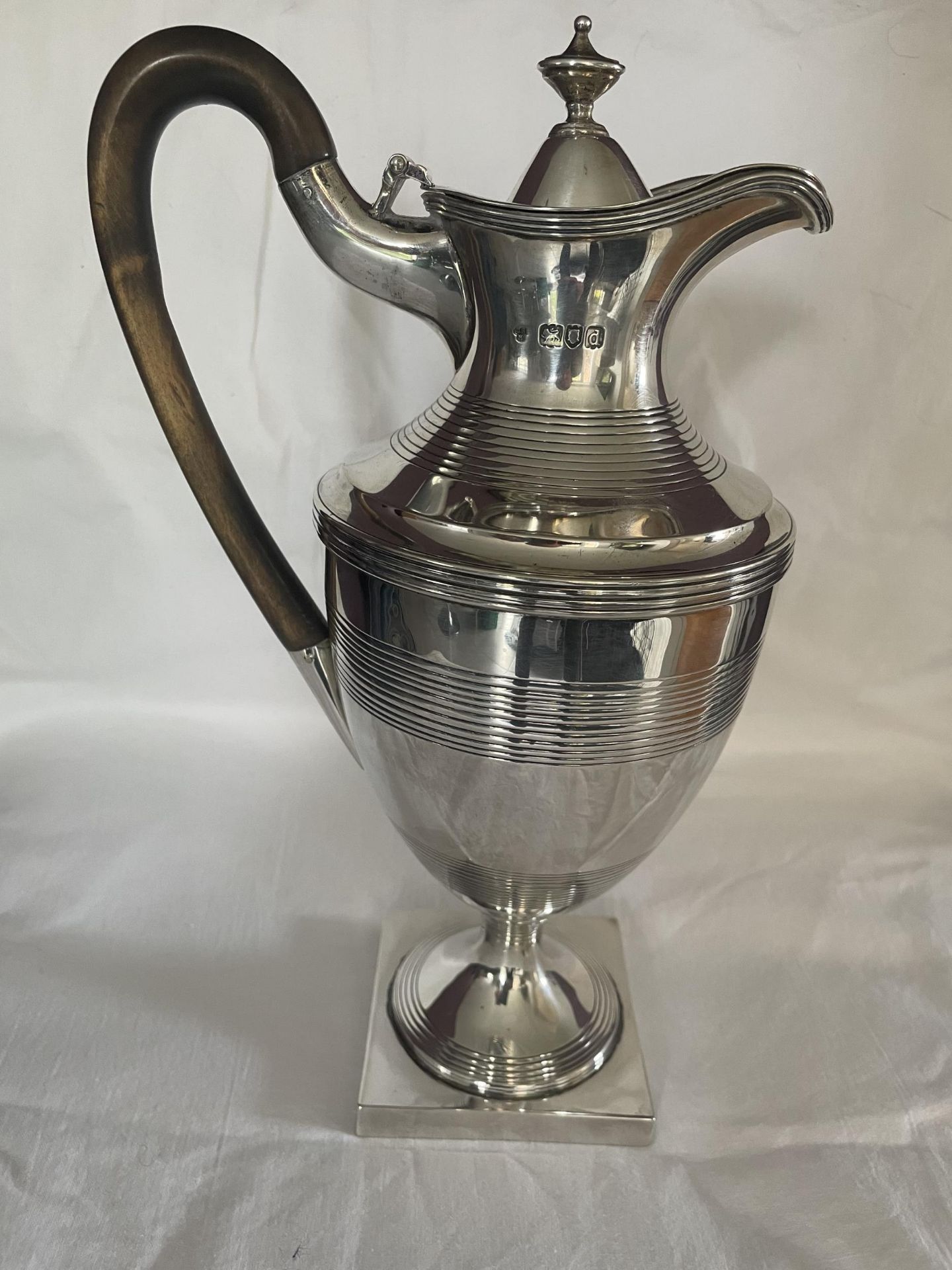 A HALLMARKED 1819 LONDON SILVER CLARET JUG WITH FRUIT WOOD HANDLE, MAKER C S HARRIS AND SONS LTD -