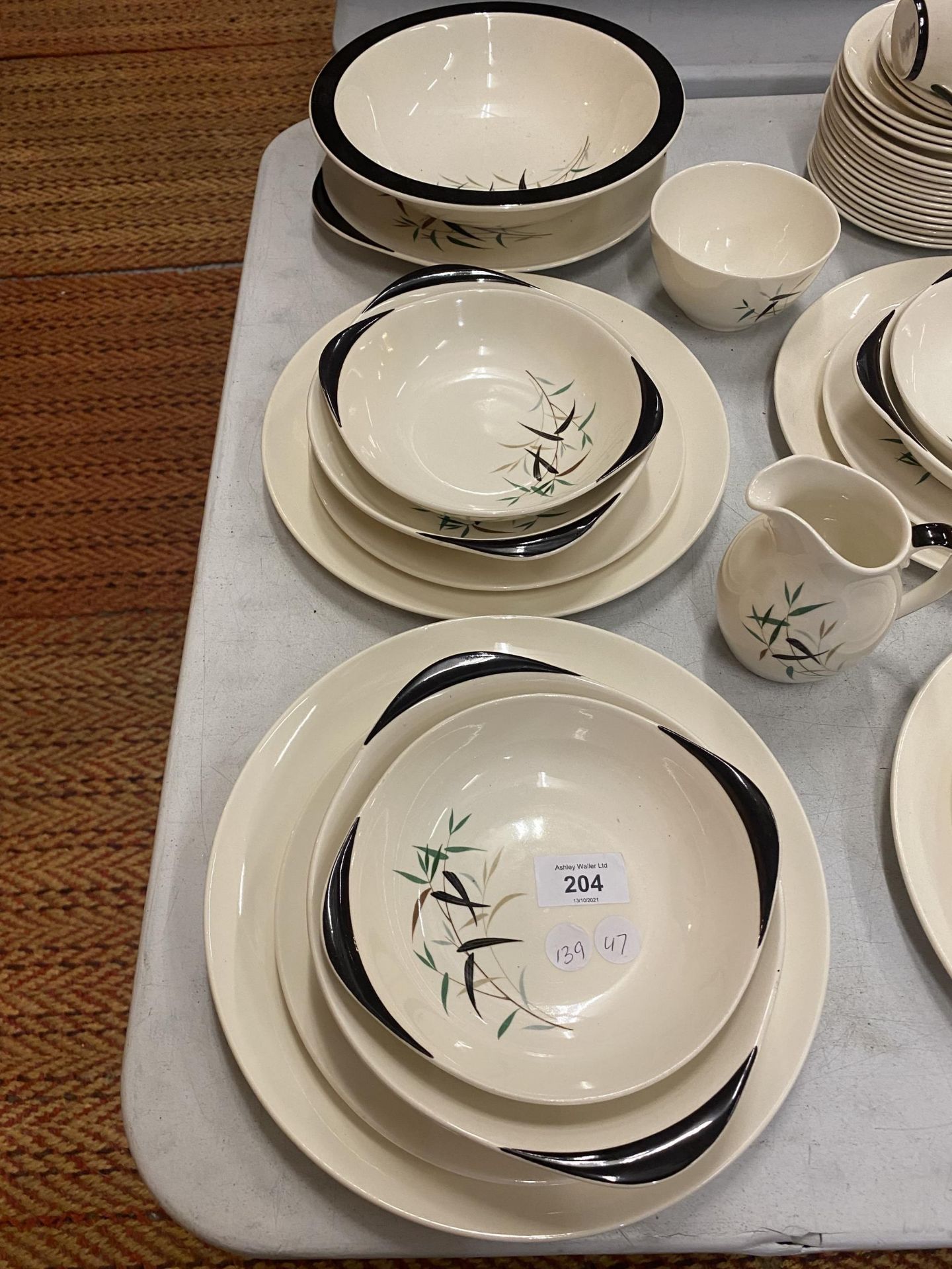 A COLLECTION OF ROYAL DOULTON BAMBOO PATTERN TABLE WARE TO INCLUDE DINNER PLATES, SIDE PLATES, CUPS, - Image 3 of 5