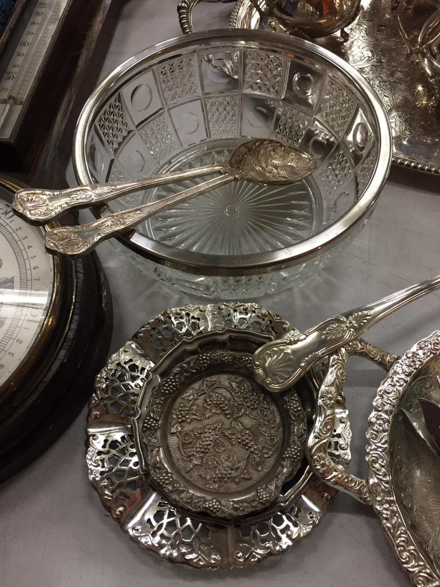 A COLLECTION OF SILVER PLATED ITEMS TO INCLUDE A CANDELABRA, TEA & COFFEE POTS, SERVING BOWL AND - Image 3 of 7