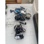 AN ASSORTMENT OF FOUR FISHING REELS TO INCLUDE A MITCHELL BLUE 6000 AND A DAIWA 9700A ETC