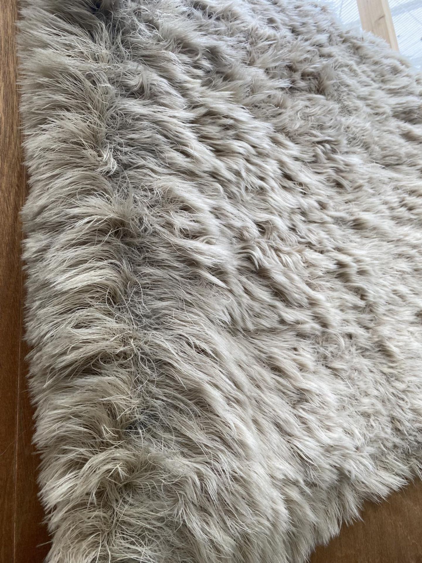 FOUR VARIOUS SHEEP SKIN STYLE RUGS - Image 2 of 4