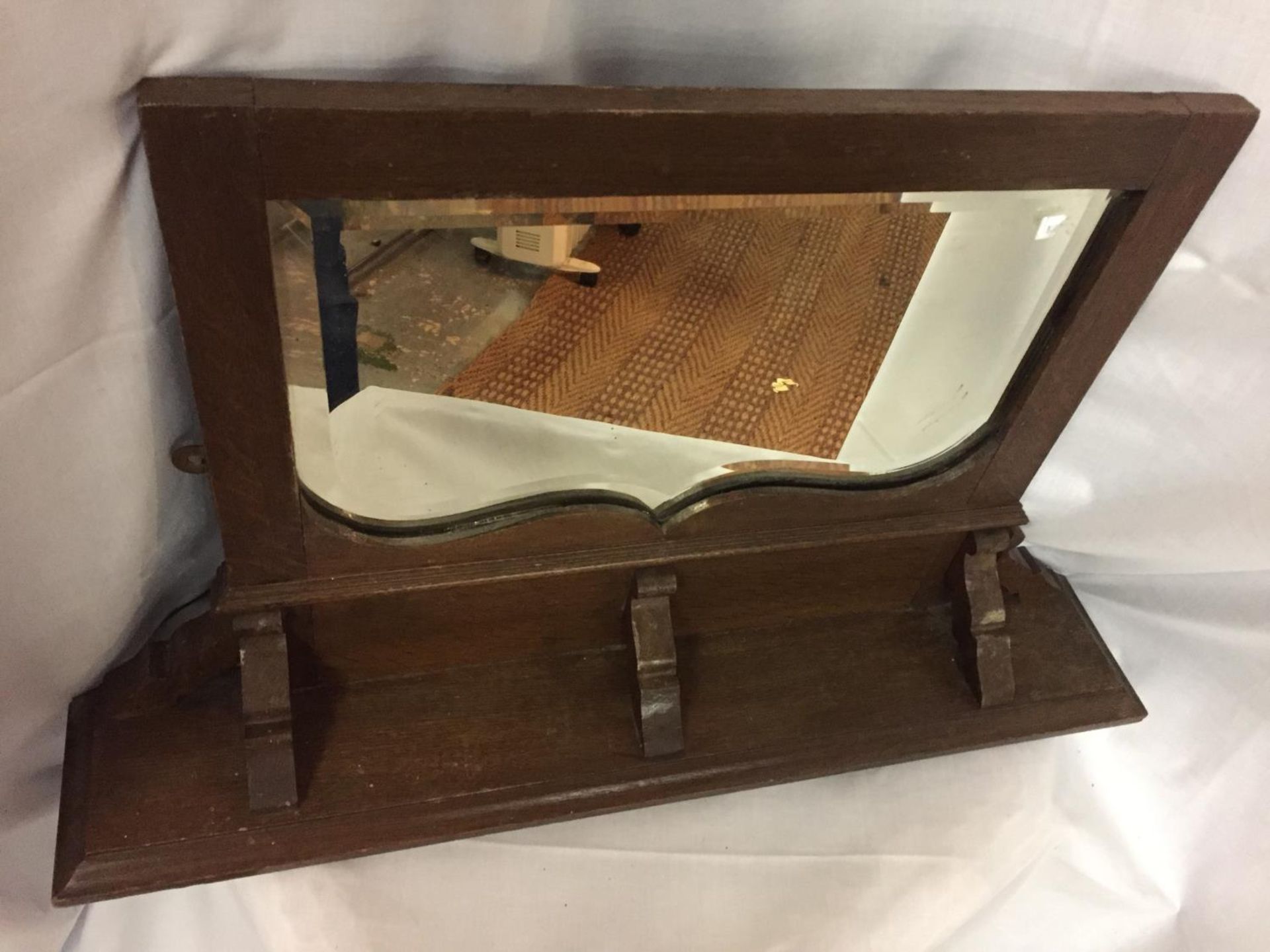 A VINTAGE MAHOGANY WALL SHELF WITH A MIRROR - Image 2 of 2