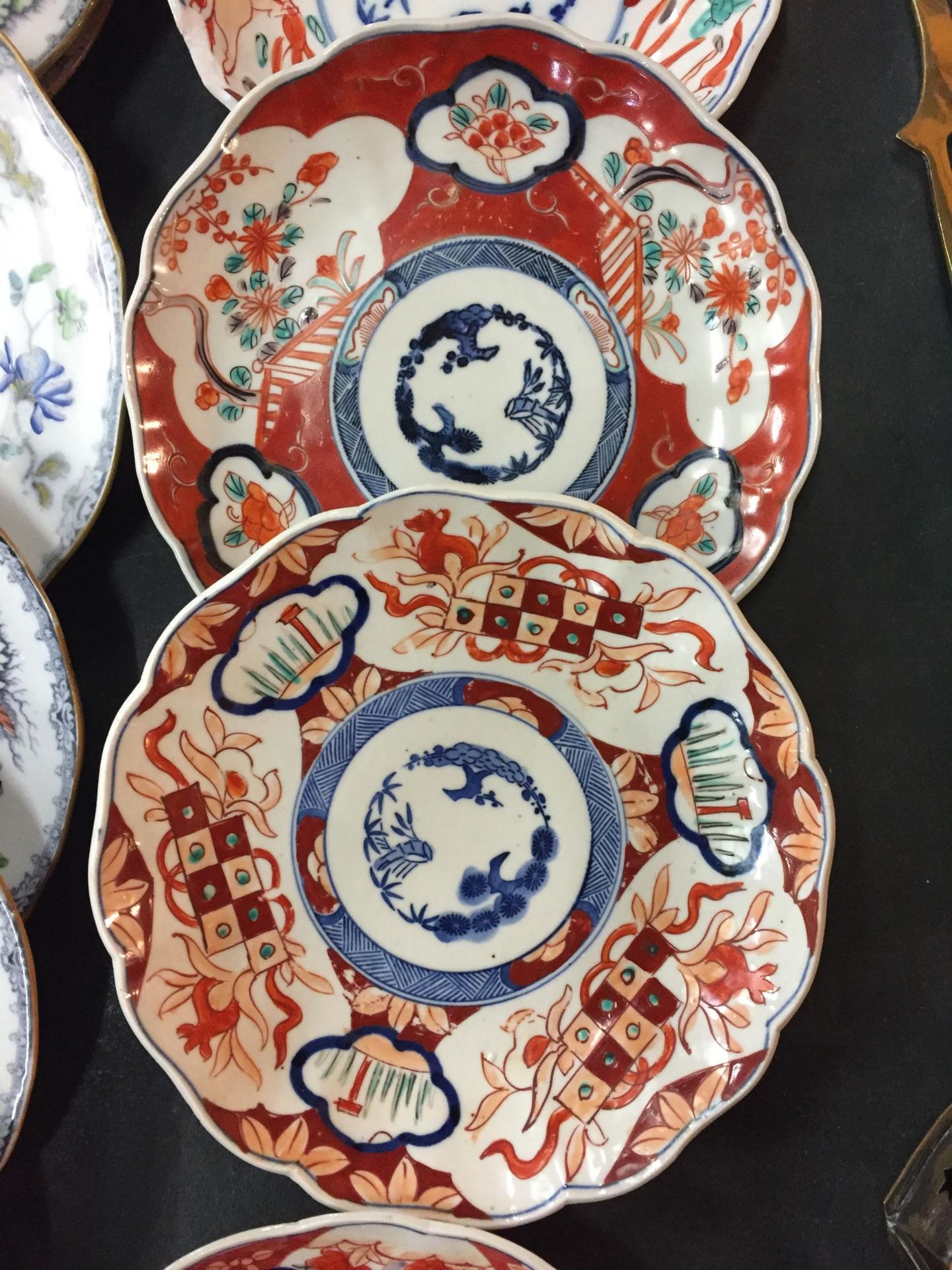 A COLLECTION OF SIXTEEN PLATES AND BOWLS TO INCLUDE FOUR IMARI, INDIAN TREE AND ORIENTAL EXAMPLES - Image 2 of 4