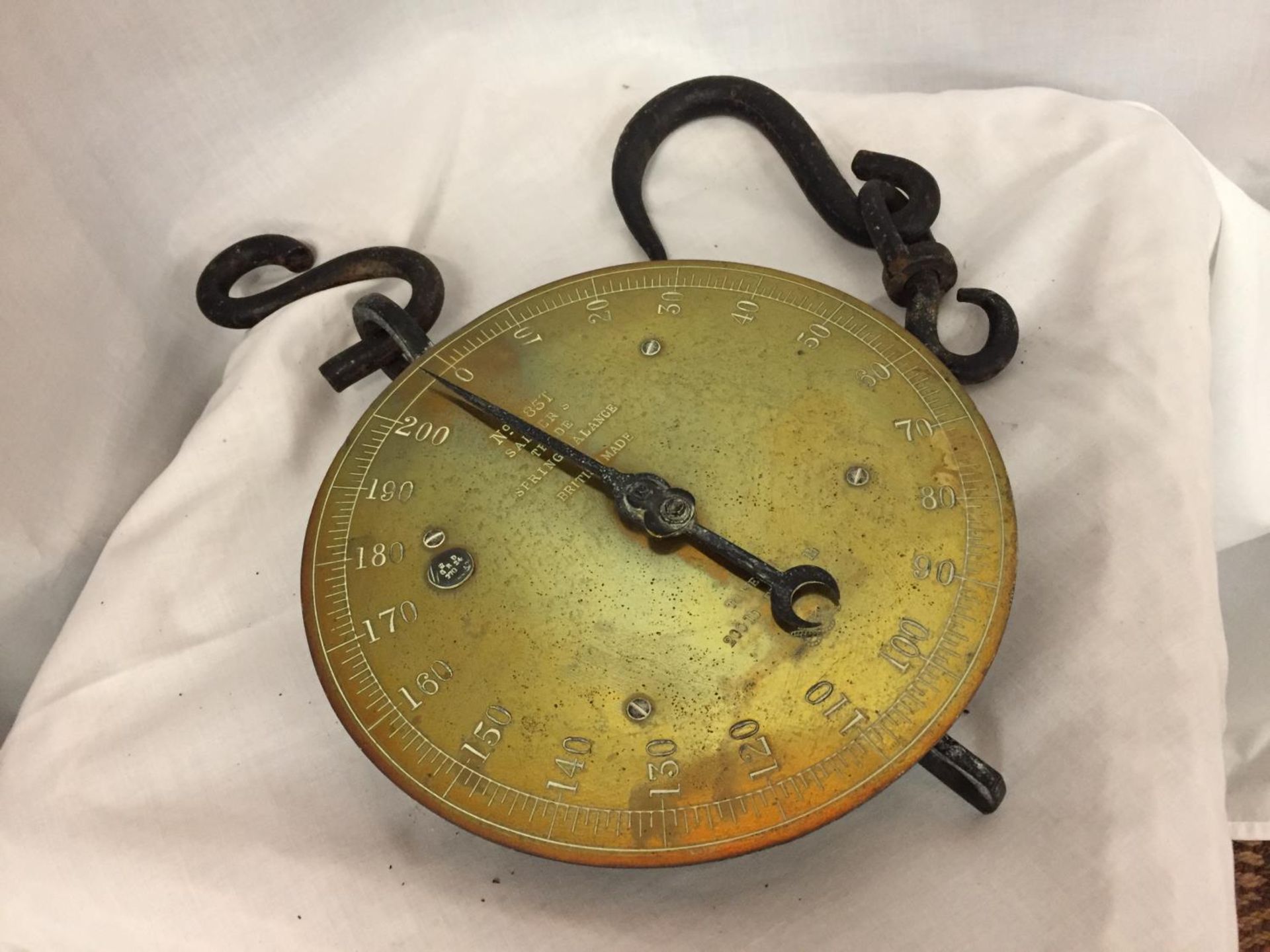 A SET OF SALTER'S TRADE SPRING BALANCE BRASS AND IRON HANGING SCALES NO. 85T - Image 2 of 5