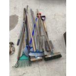 AN ASSORTMENT OF GARDEN TOOLS TO INCLUDE A FORK, SPADE AND BRUSHES ETC