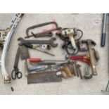 AN ASSORTMENT OF VINTAGE HAND TOOLS TO INCLUDE AN ELECTRIC DRILL, BRACE DRILL AND HAMMERS ETC