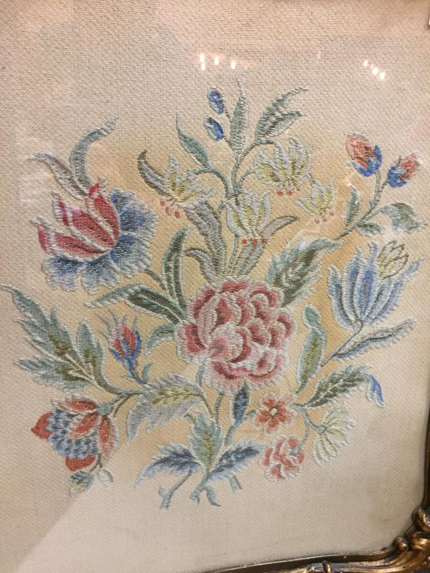 AN ORNATELY FRAMED CROSS STITCHED FIRE SCREEN WITH A FLOWER DESIGN - Image 2 of 4